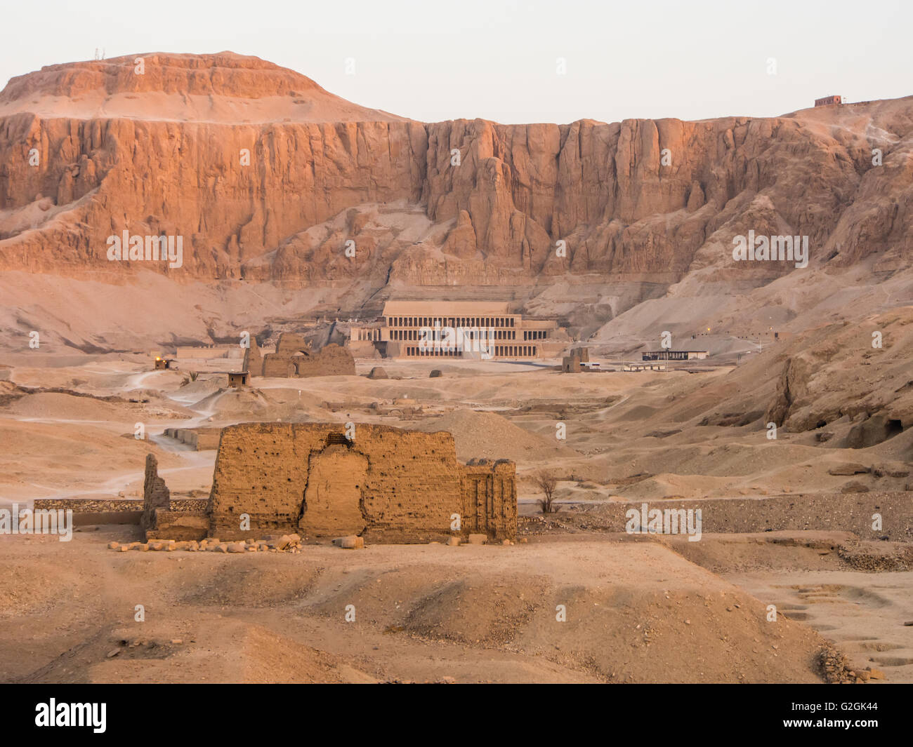 Le temple funéraire de la reine Hatshepsout, sous les falaises de Deir el Baharion sur la nécropole thébaine, Luxor, Egypte Banque D'Images