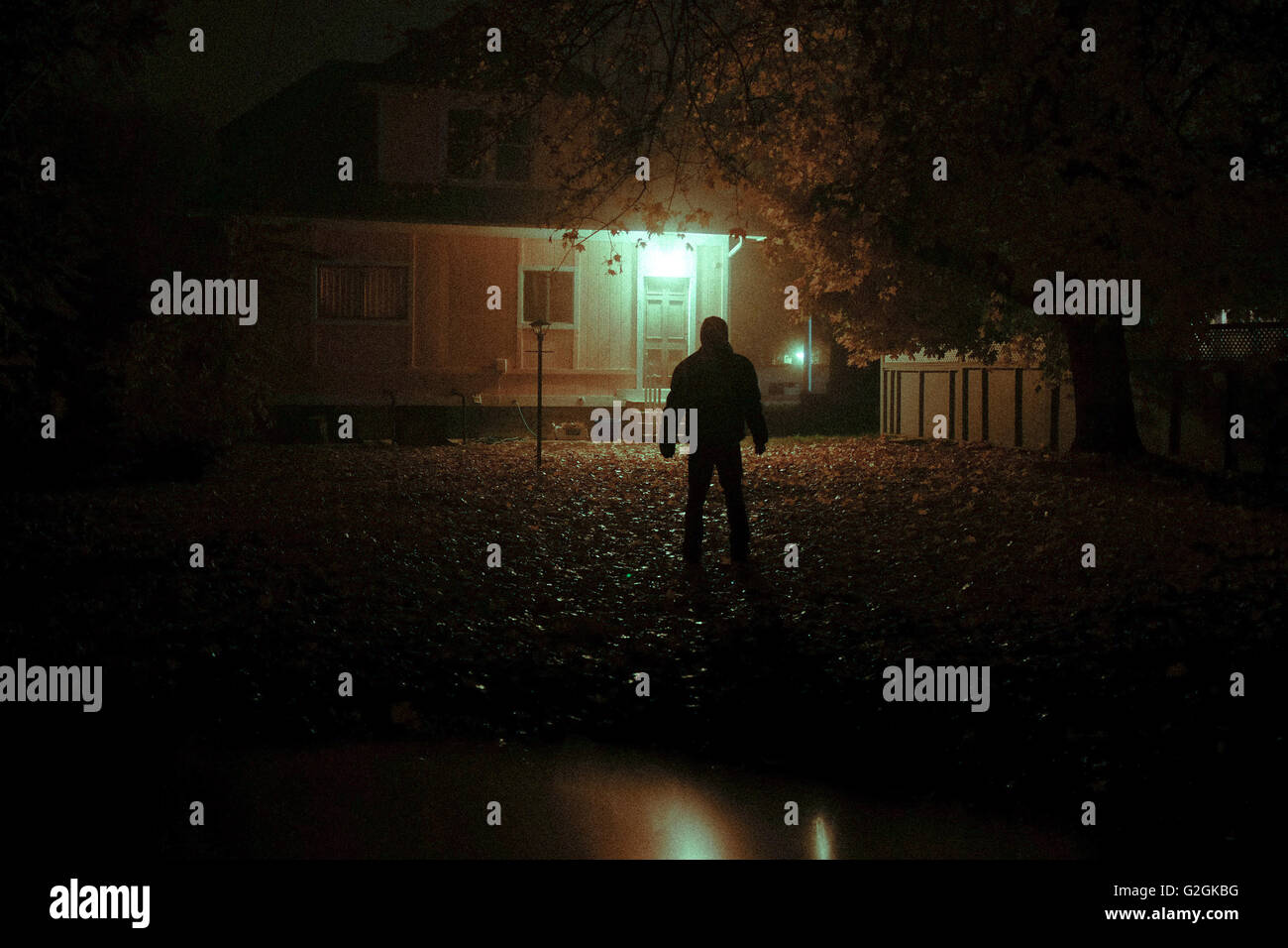 Homme Mystérieux à la Chambre à l'arrière-cour de la nuit Banque D'Images Homme Mystérieux à la Chambre à l'arrière-cour de la nuit Banque D'Images