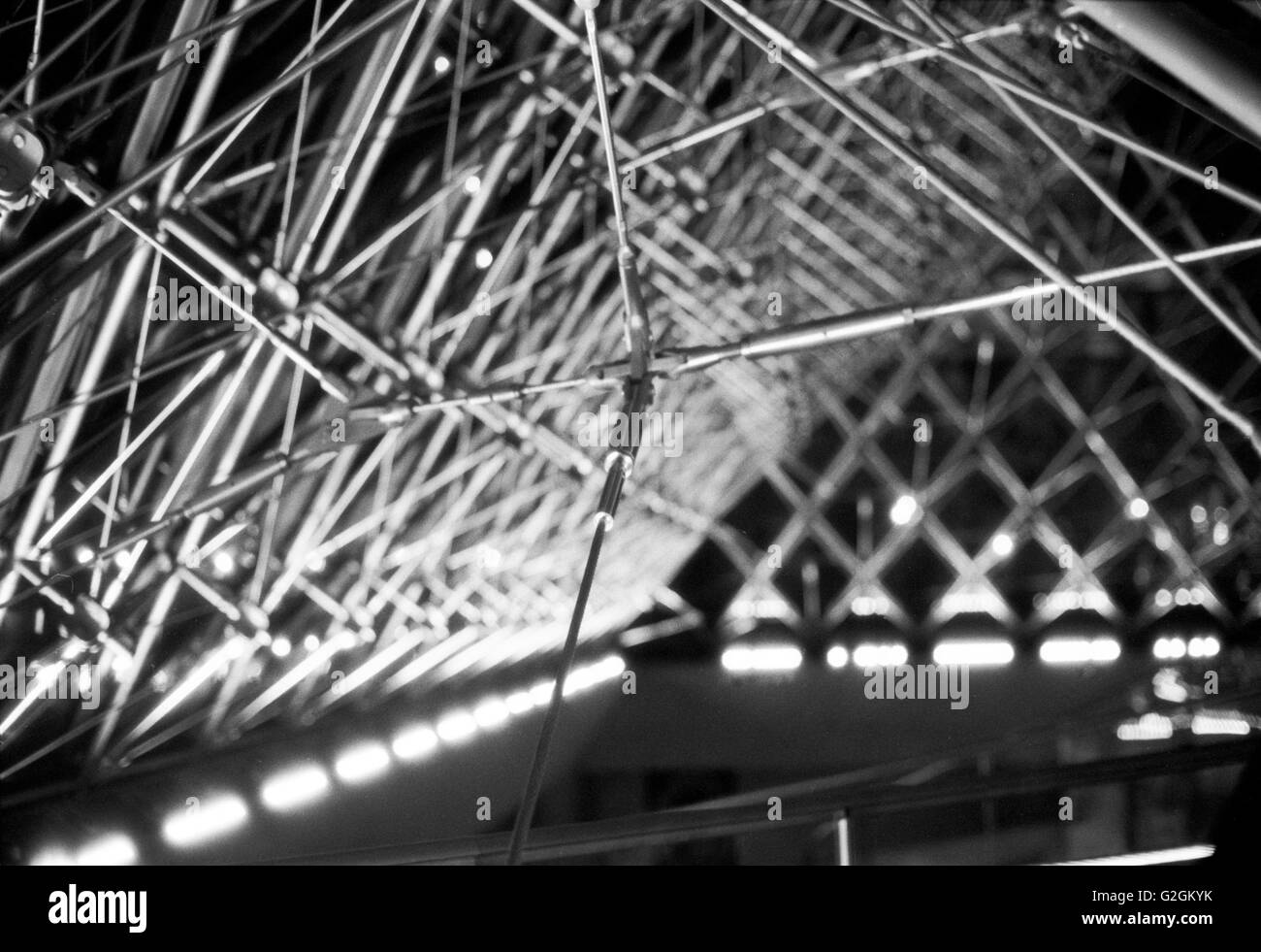 Louve Museum Pyramide de nuit, coupe transversale, Close Up, Paris, France Banque D'Images