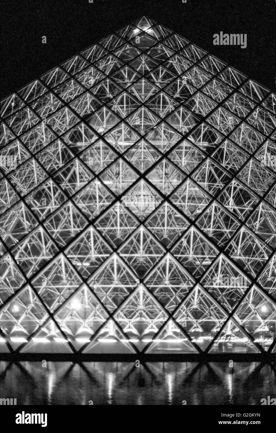 Pyramide de nuit, Louvre, Musée, Paris, France Banque D'Images
