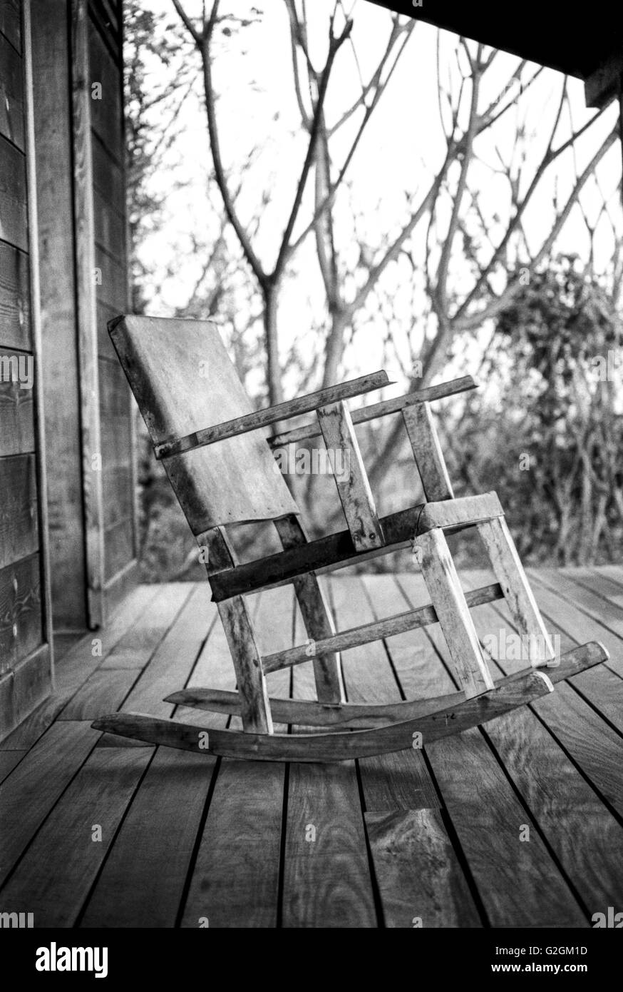Fauteuil à bascule sur Porche en bois Banque D'Images