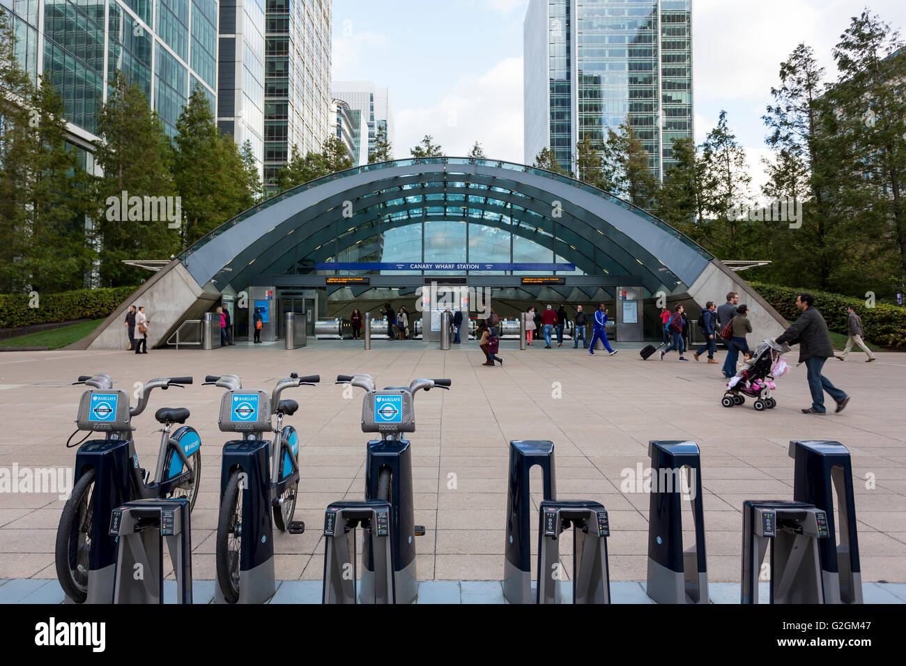 Verrière haute technologie entrée de la station de métro de Canary Wharf à Londres Banque D'Images