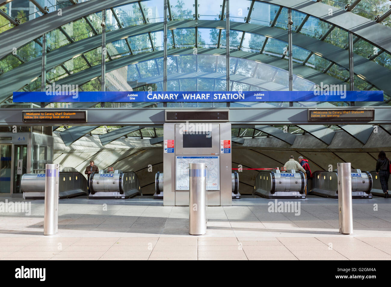 Verrière haute technologie entrée de la station de métro de Canary Wharf à Londres Banque D'Images