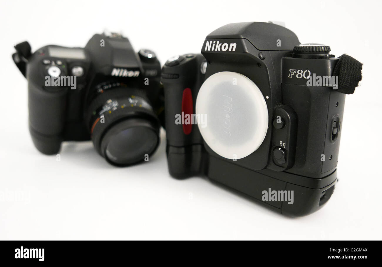 Deux Nikon F80 appareil photo 35 organismes avec les unités d'entraînement du moteur connecté. La caméra frontale a un capuchon sur l'arrière et d'une lentille. Banque D'Images