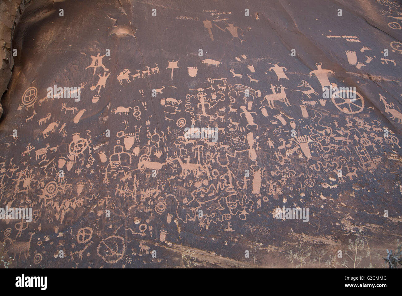 Newspaper Rock, de pétroglyphes gravés dans la roche depuis environ 700 avant Jésus-Christ à 1300 AD, au Sud de Moab, Utah, USA Banque D'Images