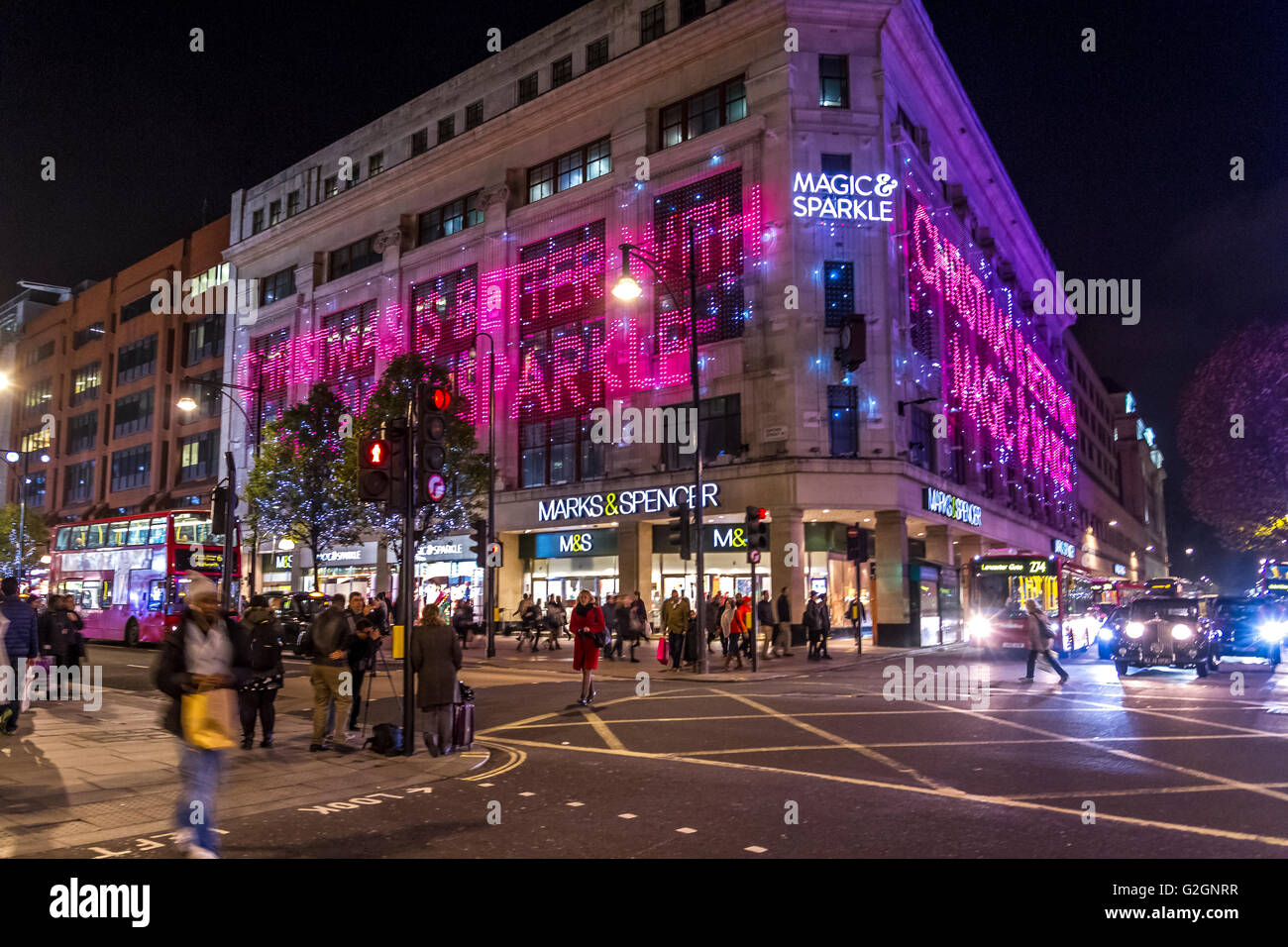 La foule des acheteurs de Noël à l'extérieur du magasin Marks & Spencer phare dans le West End de Londres à Noël sur un panier-Oxford Street , Londres Banque D'Images