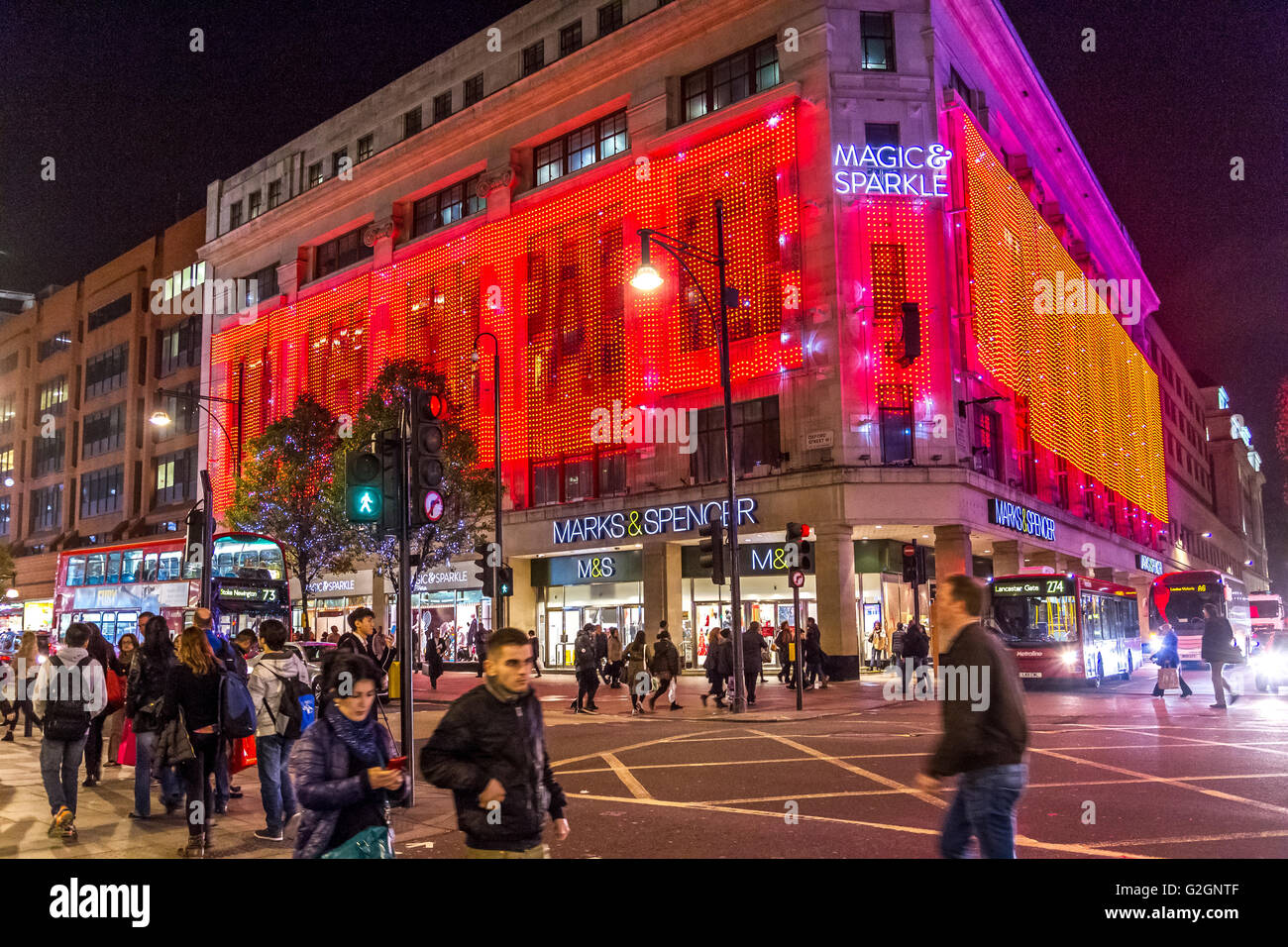 Des foules d'acheteurs de Noël devant le magasin phare de Marks & Spencer dans le West End de Londres à Noël sur une Oxford St emballée, Londres Banque D'Images