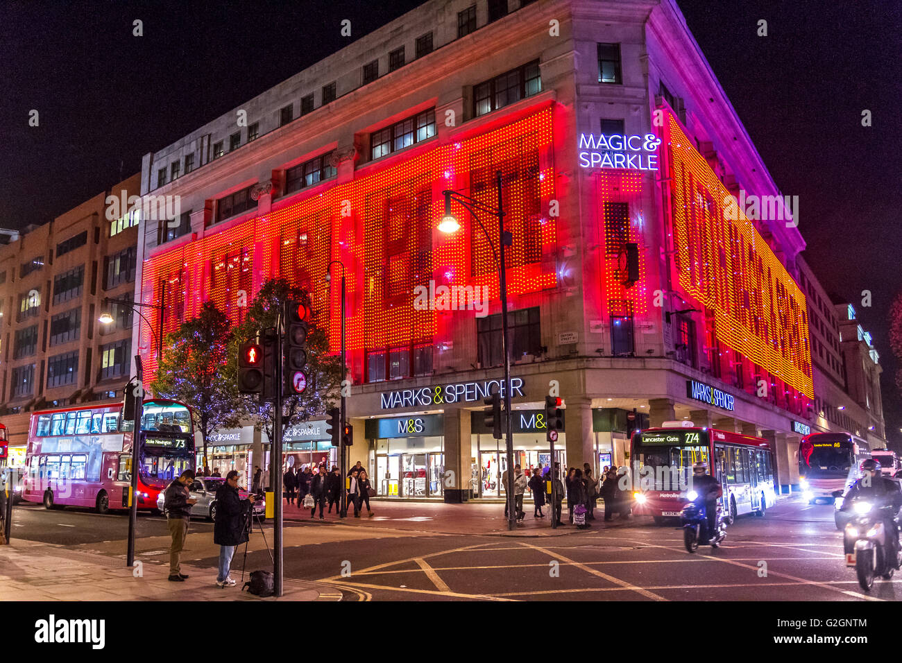 Des foules d'acheteurs de Noël devant le magasin phare de Marks & Spencer dans le West End de Londres à Noël sur une Oxford St emballée, Londres Banque D'Images
