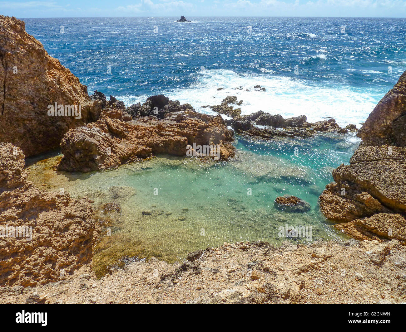 Une belle piscine avec des marées au-delà de l'océan à St Bart's Banque D'Images