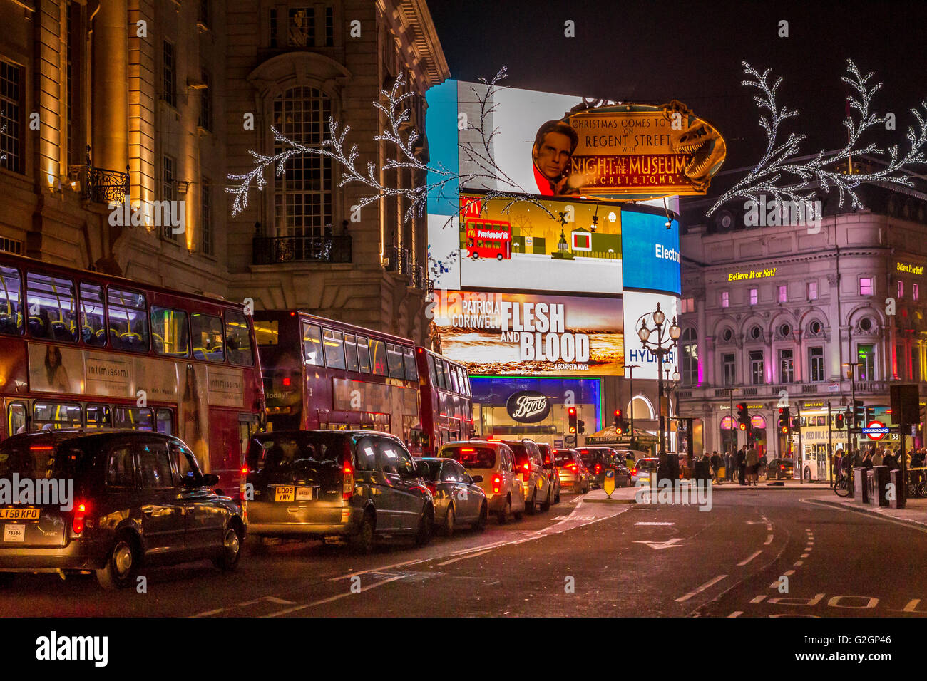 Attente du trafic vers Piccadilly Circus, Regent Street avec les lumières de Noël sur l'affichage à Londres Banque D'Images