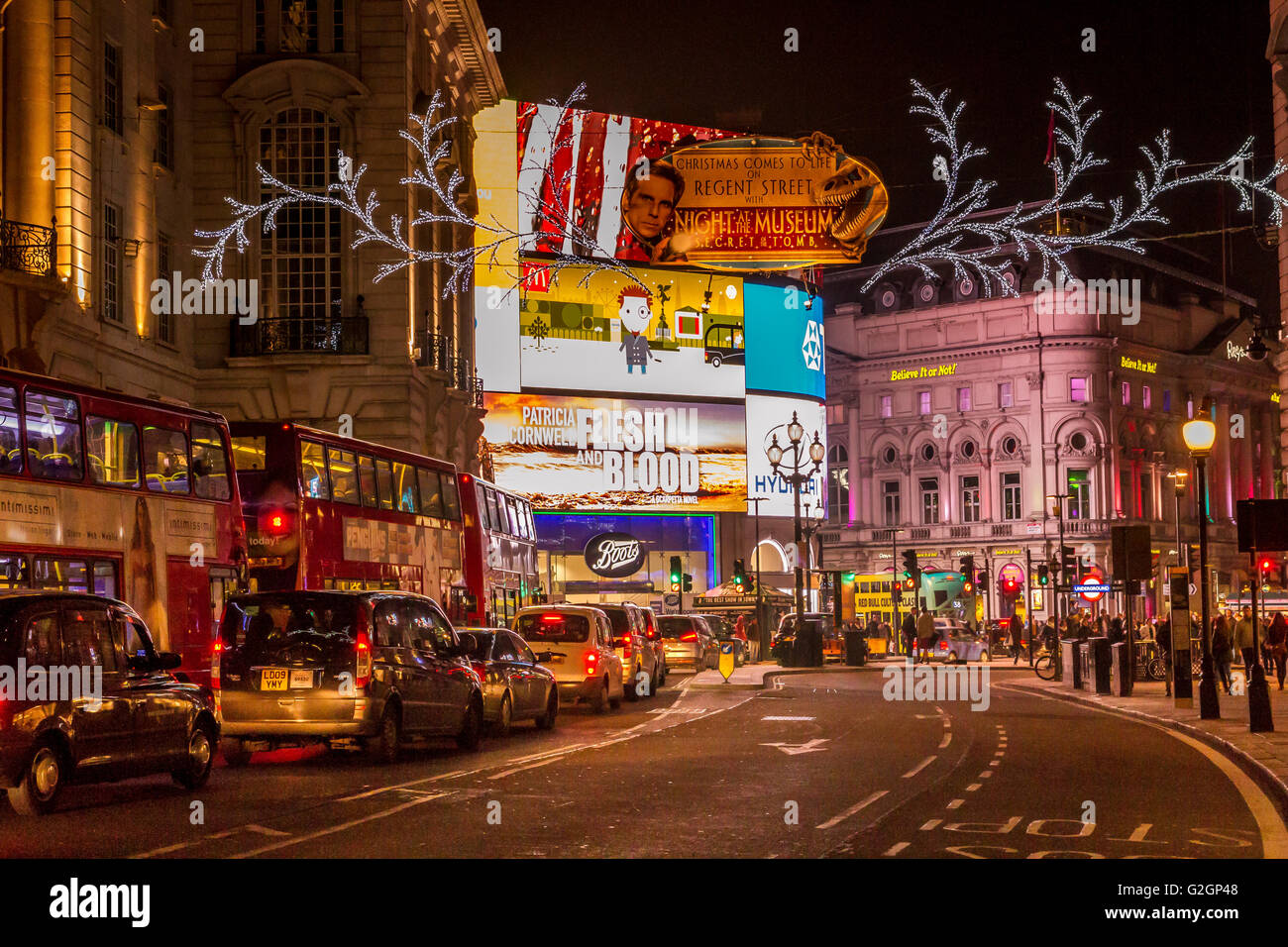 Attente du trafic vers Piccadilly Circus, Regent Street avec les lumières de Noël sur l'affichage à Londres Banque D'Images