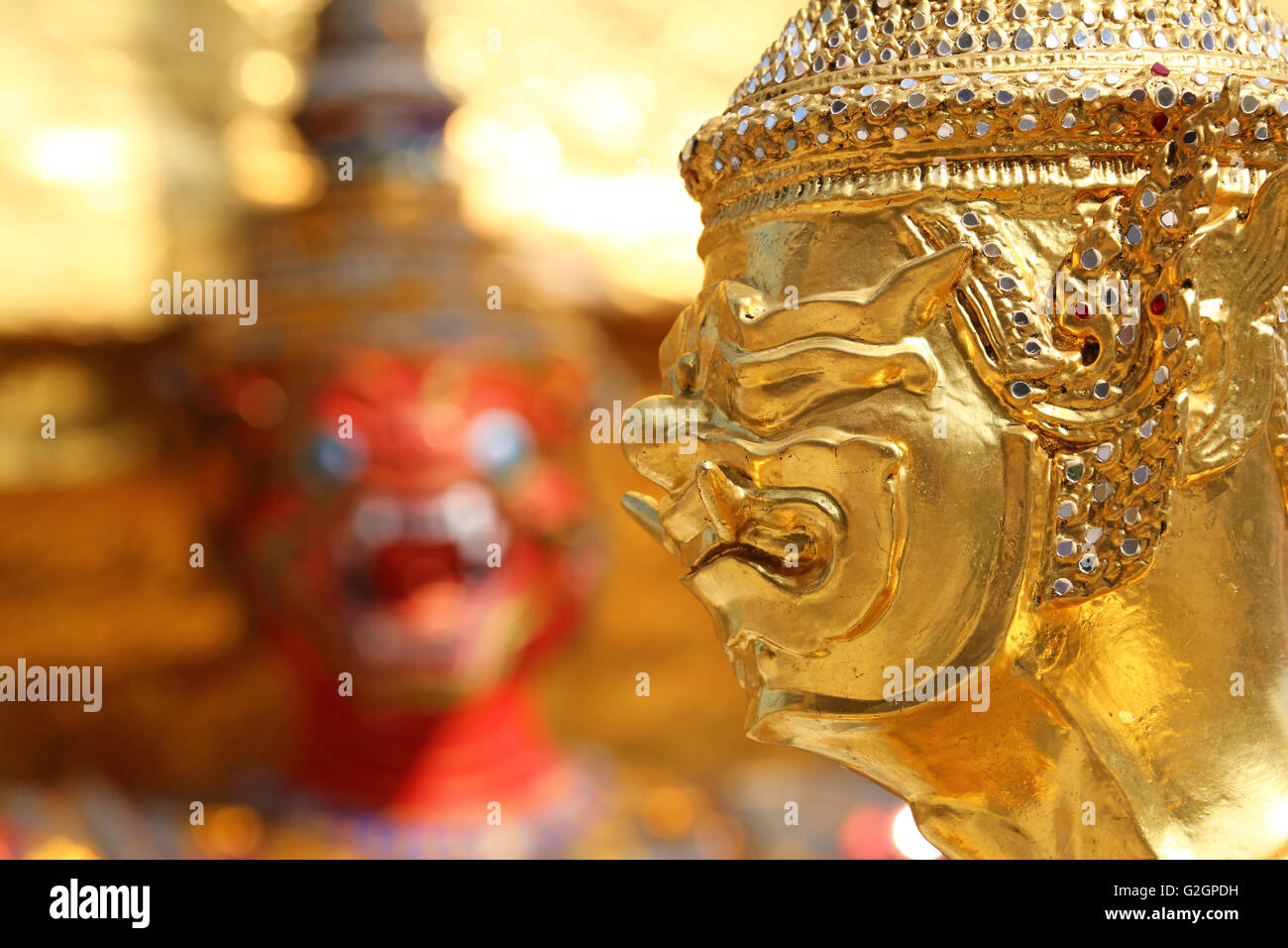 Golden Kinnara staue et Yaksha démon à la Wat Phra Kaew Temple complexe à Bangkok, Thaïlande Banque D'Images