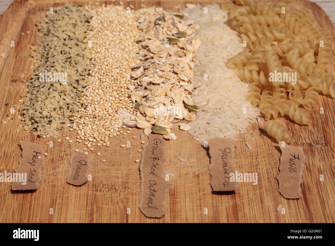 Plusieurs céréales biologiques, y compris les fusilli, riz au jasmin, quinoa, graines de chanvre, et un mélange de grains et graines d'avoine, sur une Banque D'Images