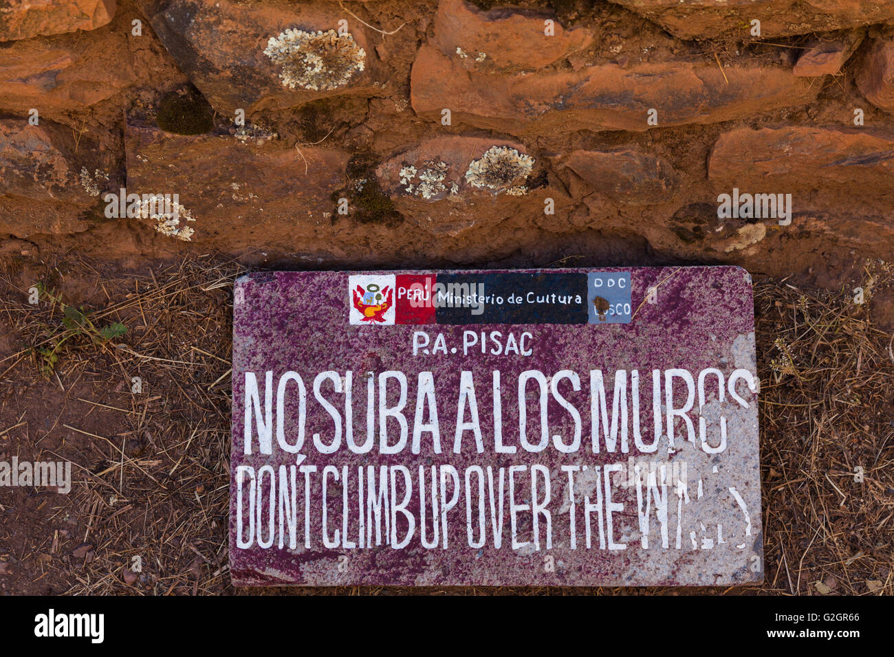 Rappel poli de ne pas monter sur les ruines Incas de Pisac au Pérou Banque D'Images