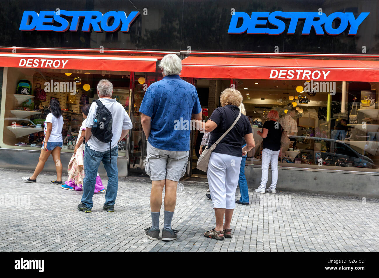 Boutique de mode de détruire, la rue Na Prikope, Prague, République Tchèque Banque D'Images