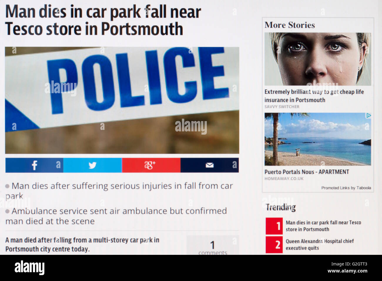 Capture d'écran de gros titre de journal à côté annonce inappropriée england uk Banque D'Images