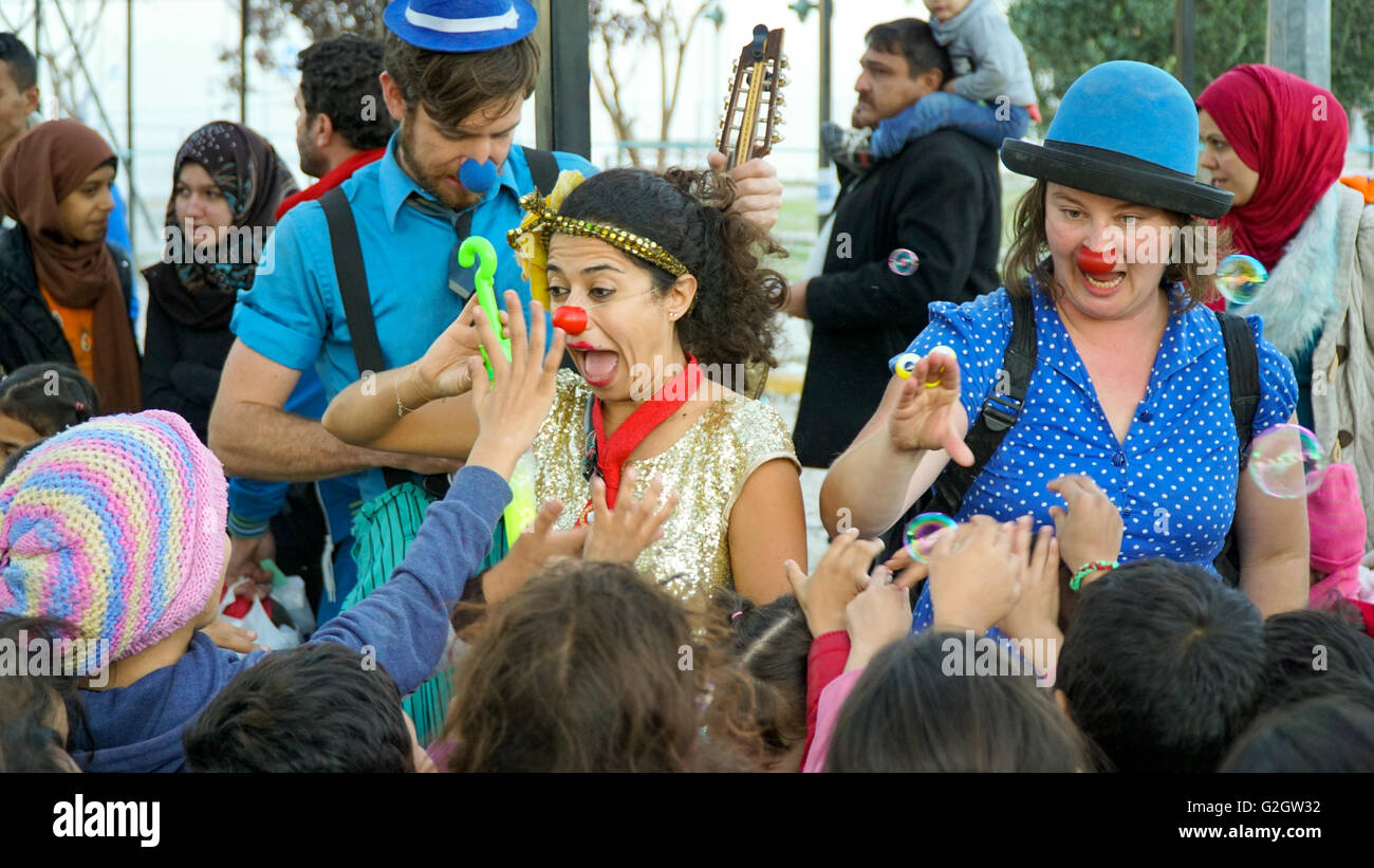 Lesbos, Grèce - 15 octobre 2015 : Clowns organiser la représentation pour les réfugiés pour les soutenir. Banque D'Images