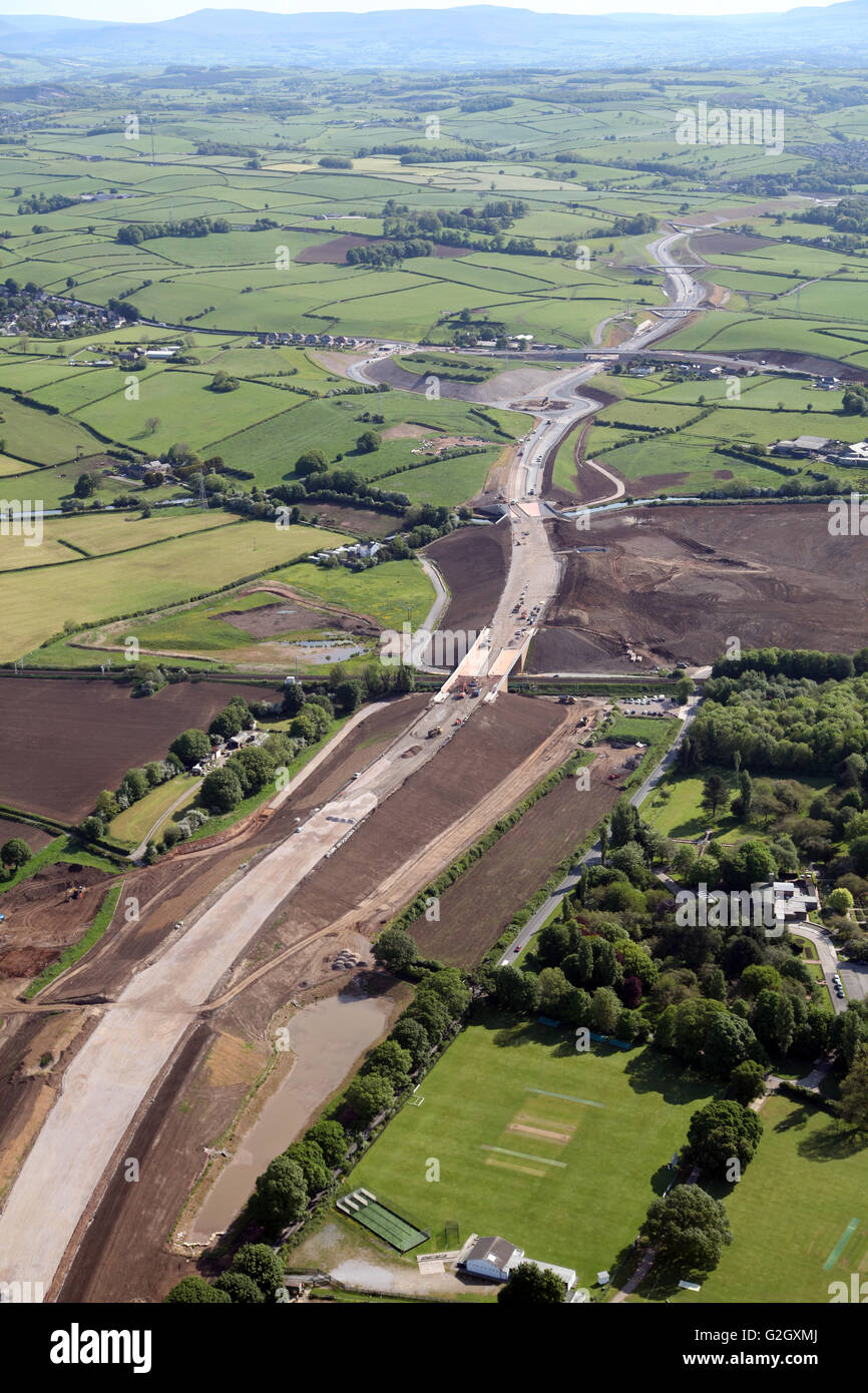 Vue aérienne d'un pont en construction sur le M6 Heysham link road, Lancashire, UK Banque D'Images