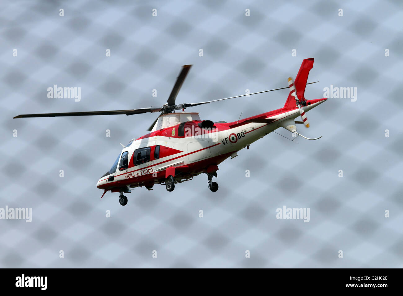 Vigili del Fuoco VF 80 Agusta A109 Power photographié par hélicoptère à l'aéroport de Malpensa, Milan, Italie Banque D'Images