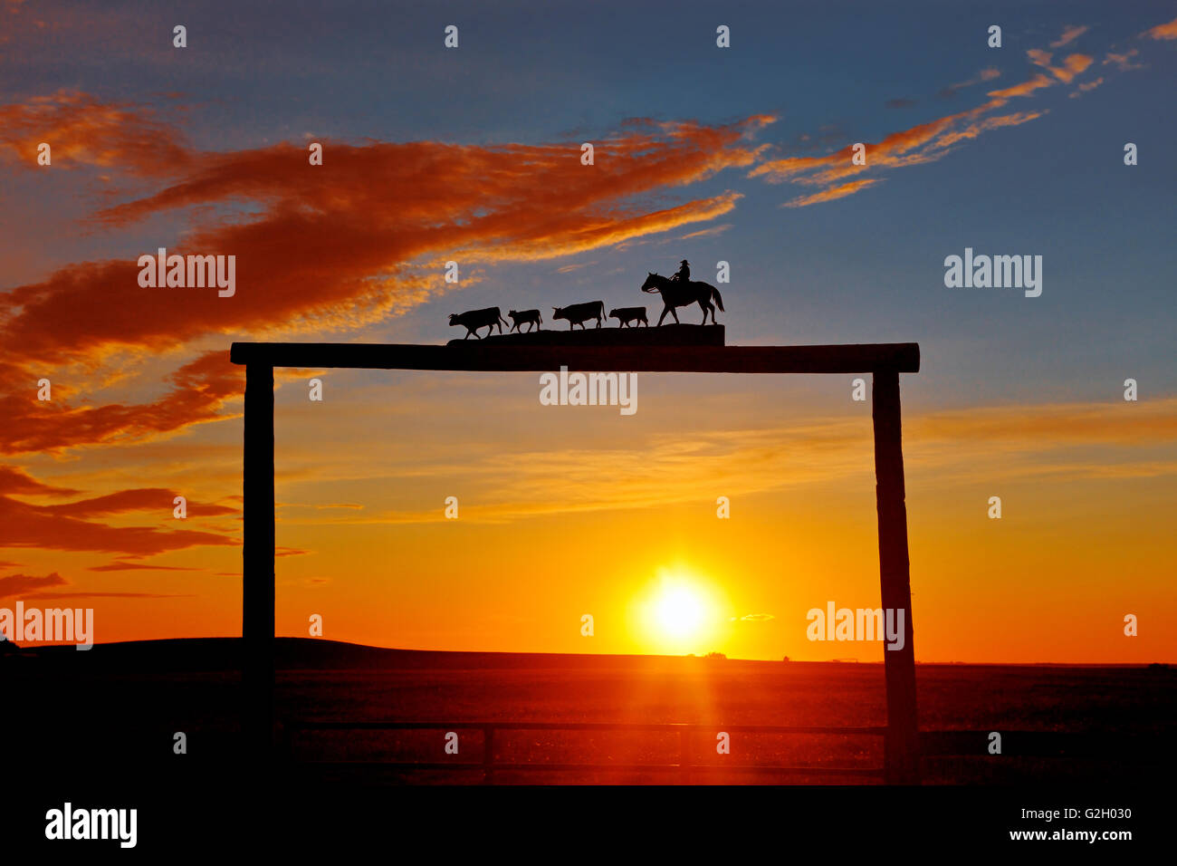 Ranch gate au coucher du soleil près de Strathmore, Alberta Canada Banque D'Images