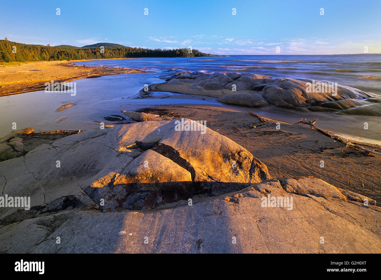 Le lac Supérieur et les roches au coucher du soleil parc provincial Neys Ontario Canada Banque D'Images