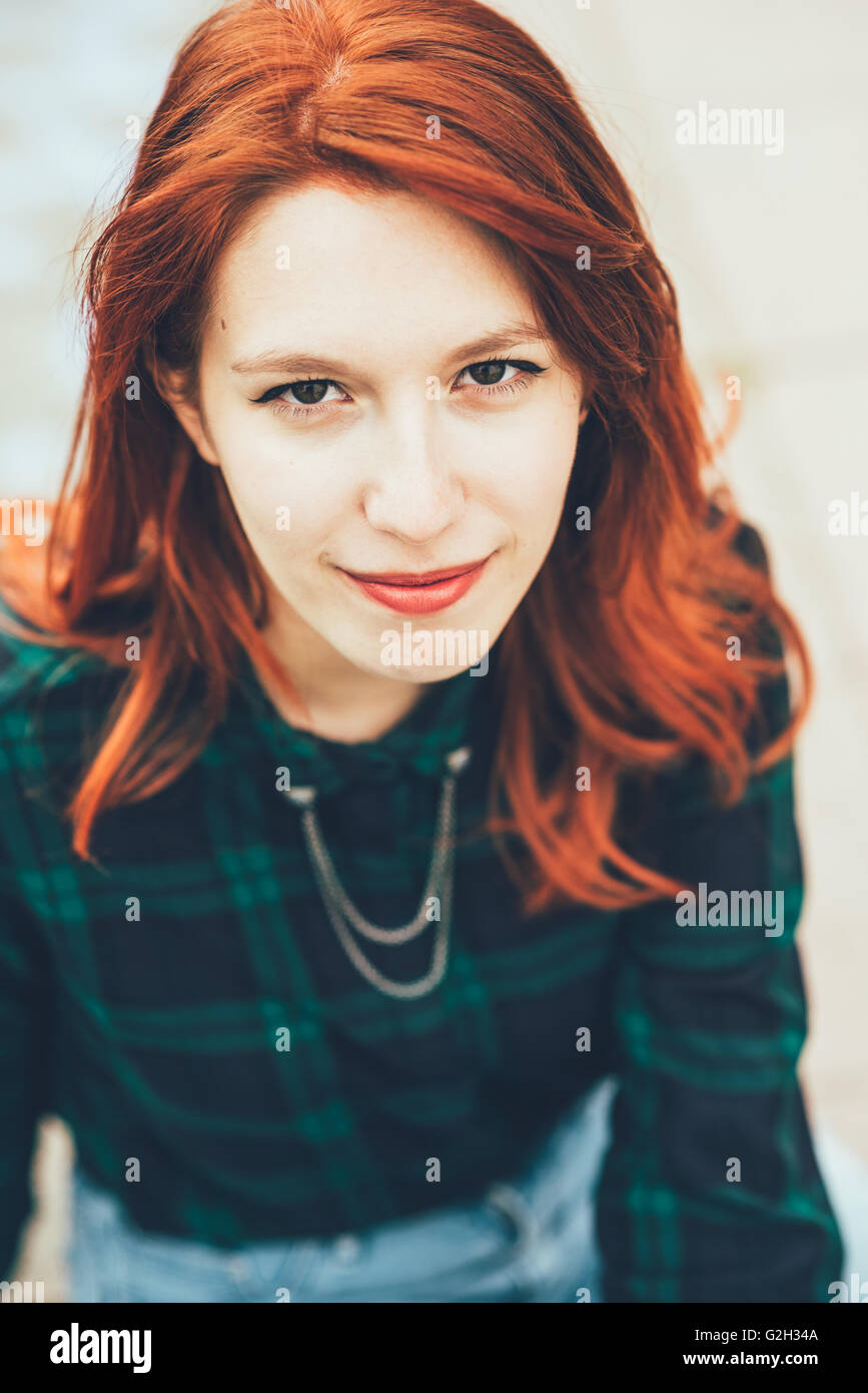 Demi-longueur de jeunes beau portrait rousse les cheveux droits femme à la  caméra en souriant, portant chemise bleu et vert vérifié - de la jeunesse,  de l'insouciante concept Photo Stock - Alamy