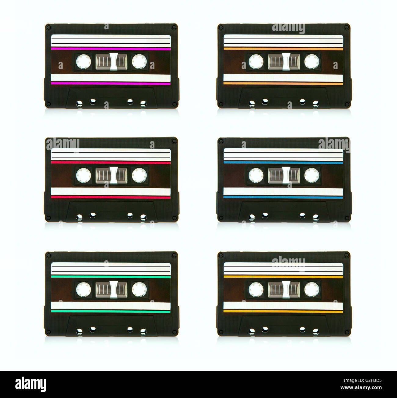 6 bandes audio cassette compact vintage sur fond blanc Banque D'Images