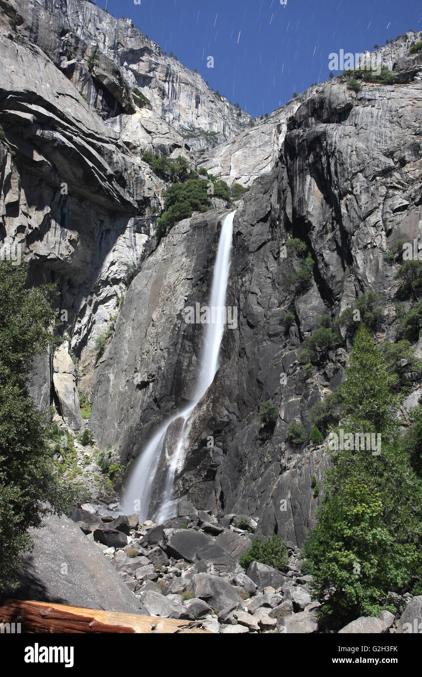 Yosemite Falls inférieur - de nuit, Yosemite National Park, Californie Banque D'Images