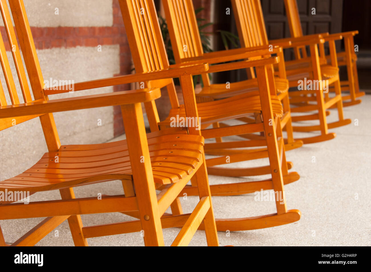 Rangée de chaises à bascule, donnant sur la cour à l'entrée de Flagler College à Saint Augustine, en Floride. (USA) Banque D'Images