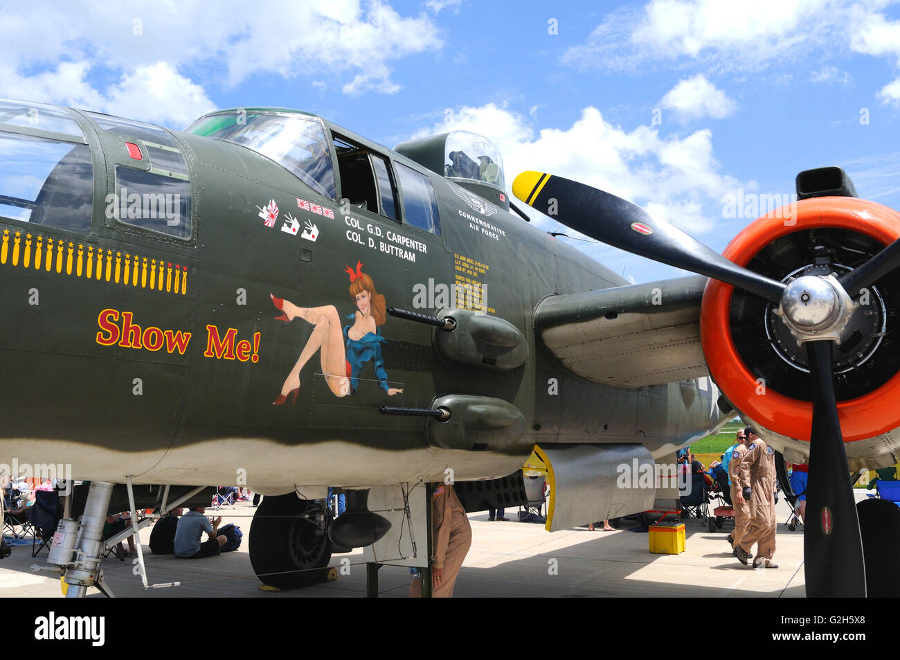 Une deuxième guerre mondiale B-25 bombardier léger avec nose art affichée à un meeting aérien Banque D'Images
