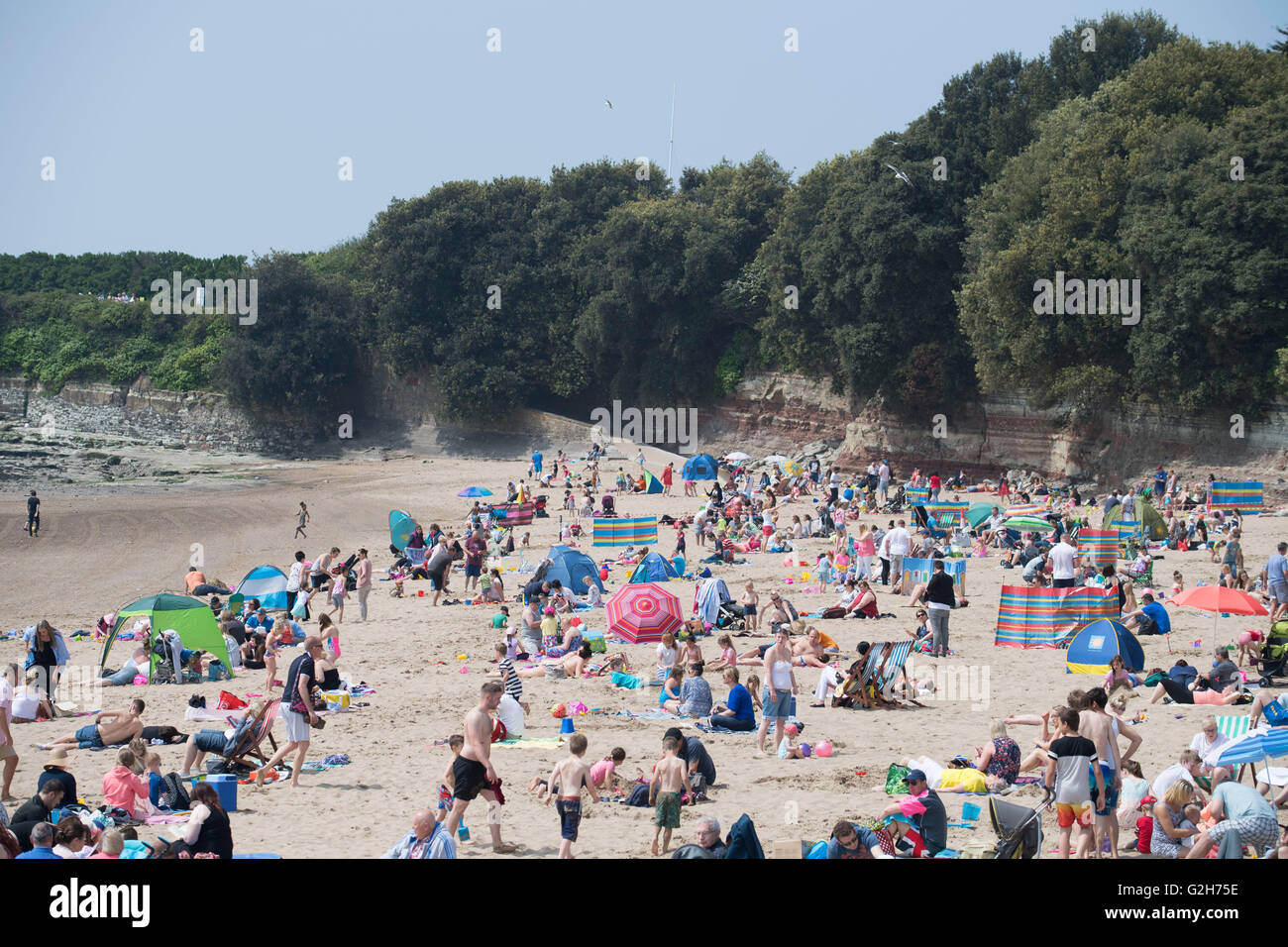 Un panier-occupé plage à Whitmore Bay, Barry Island, dans le sud du Pays de Galles, sur une chaude journée d'été ensoleillée. Banque D'Images