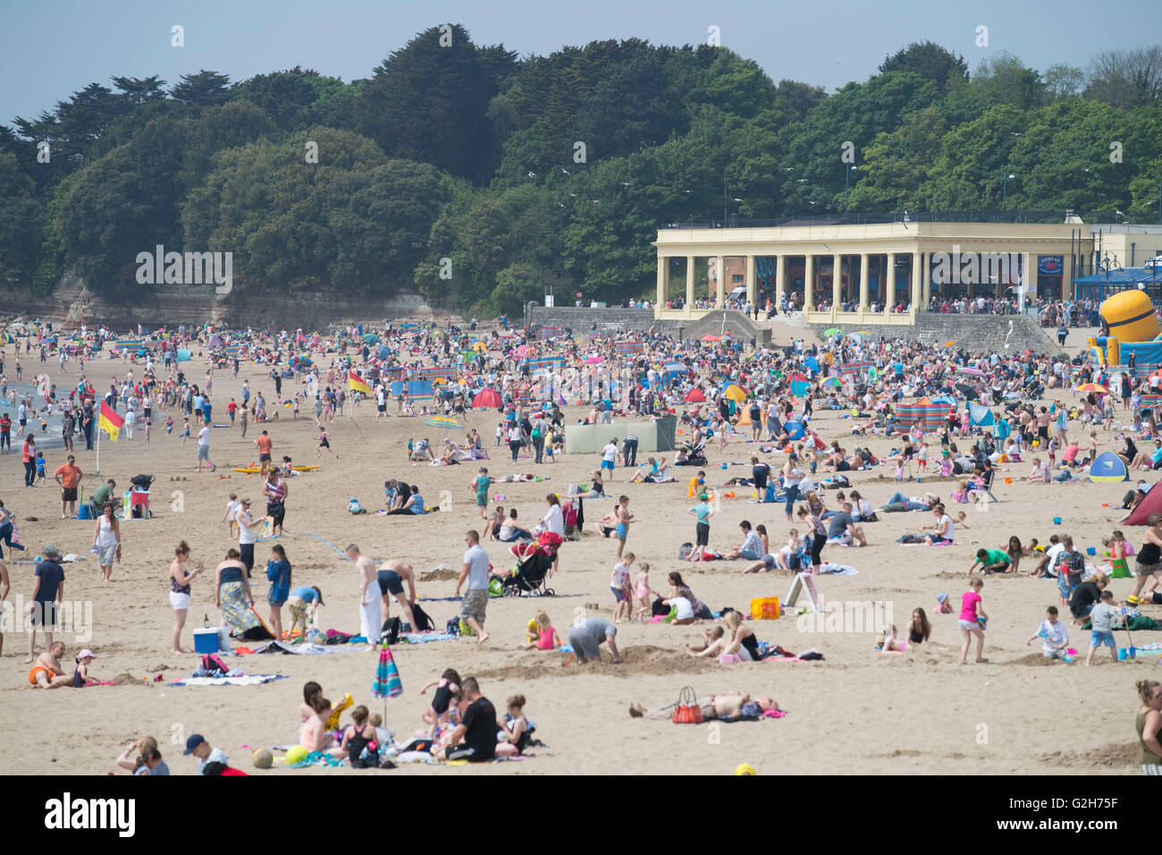 Un panier-occupé plage à Whitmore Bay, Barry Island, dans le sud du Pays de Galles, sur une chaude journée d'été ensoleillée. Banque D'Images