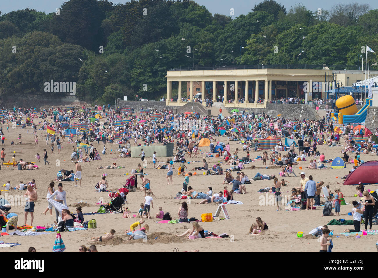 Un panier-occupé plage à Whitmore Bay, Barry Island, dans le sud du Pays de Galles, sur une chaude journée d'été ensoleillée. Banque D'Images