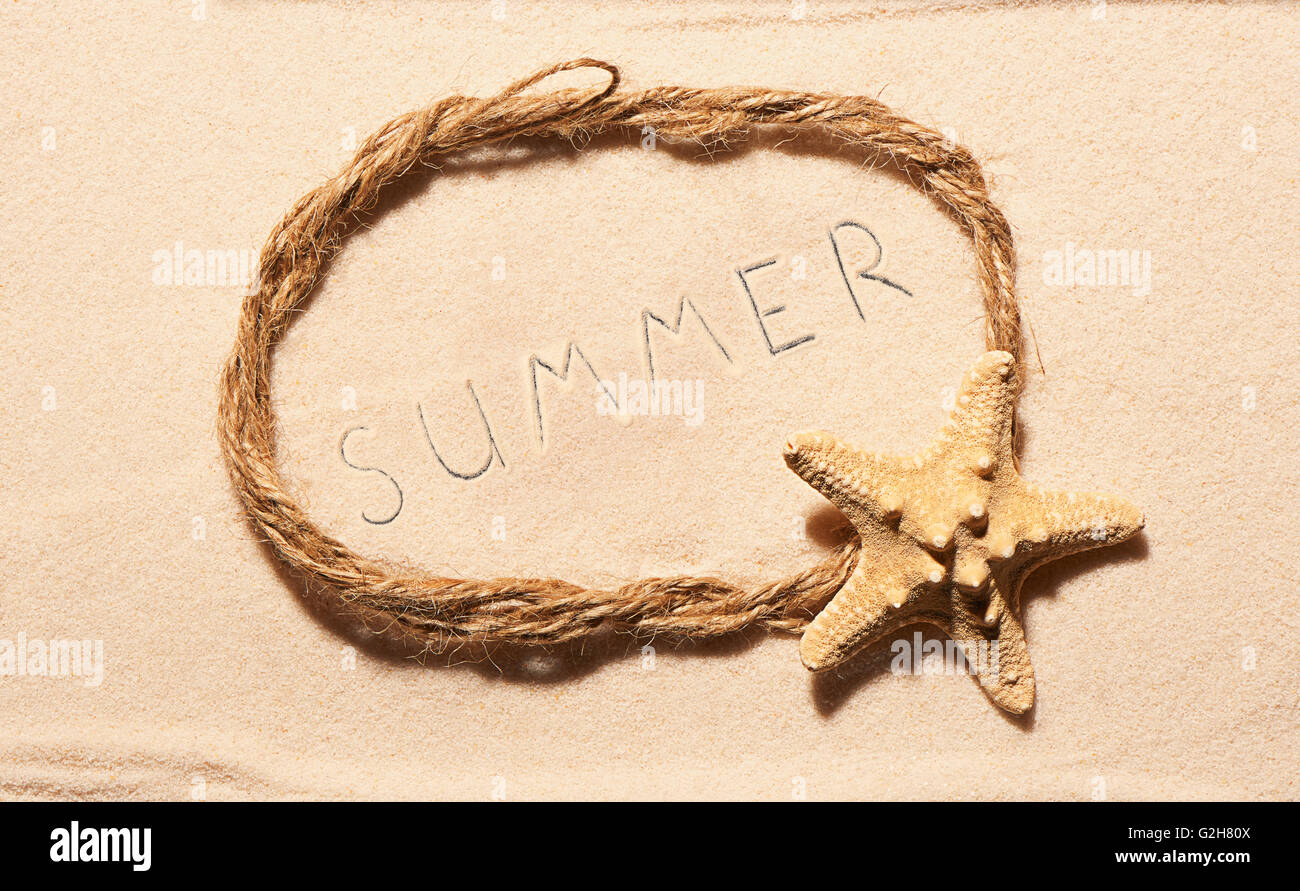Cadre ovale de corde avec étoile de mer et l'été tirées sur le sable. lettrage Fond de plage d'été. Vue de dessus Banque D'Images