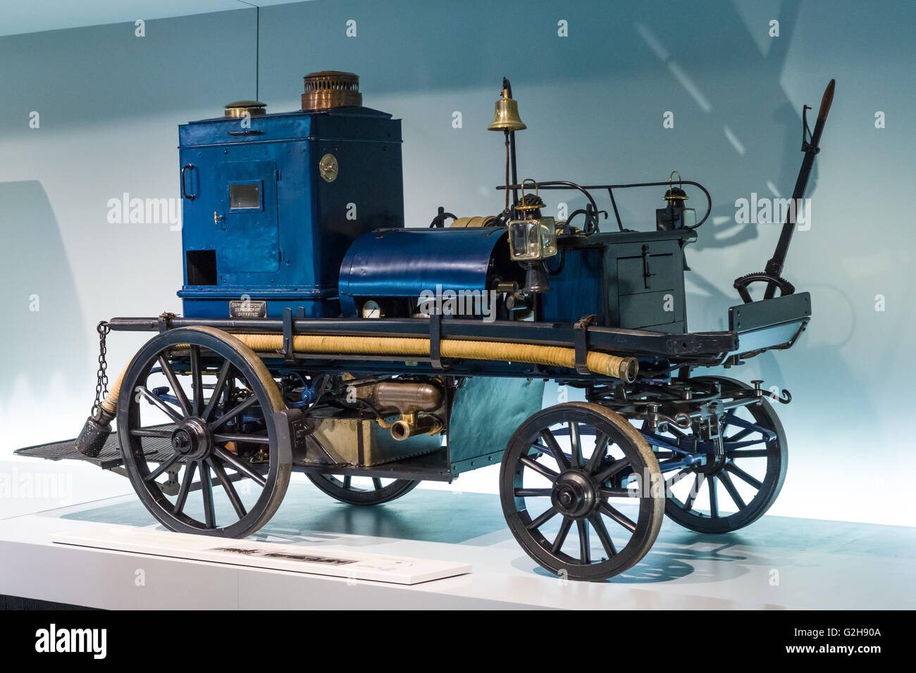 La lutte contre l'incendie à moteur Daimler pompe (Motor-Feuerspritze Daimler), 1892. Musée Mercedes-Benz. Banque D'Images La lutte contre l'incendie à moteur Daimler pompe (Motor-Feuerspritze Daimler), 1892. Musée Mercedes-Benz. Banque D'Images