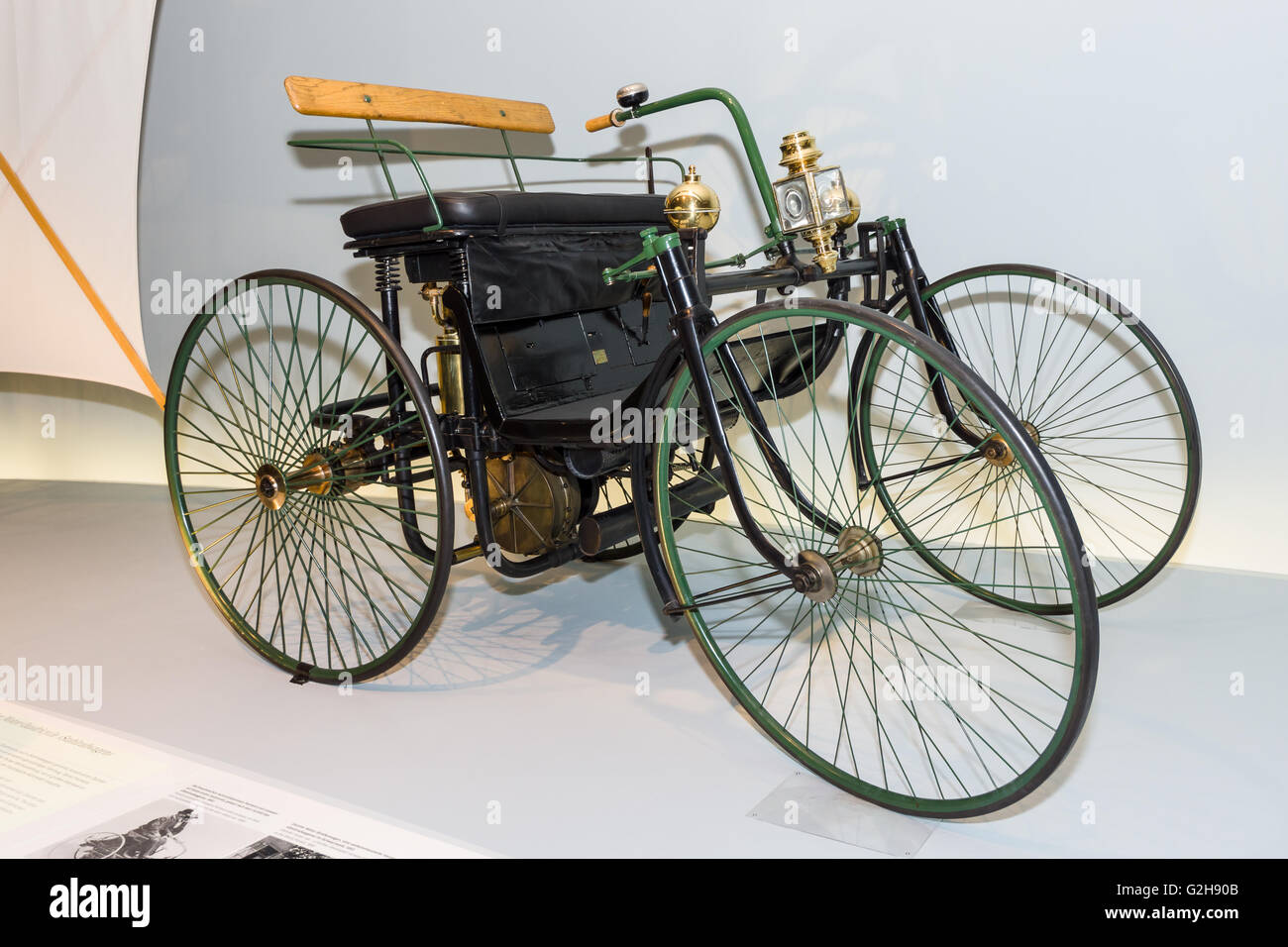 Quadricycle motorisé Daimler - les roues fil 'voiture' (Daimler Motor-Quadricycle, 'tahlradwagen'), 1889. Musée Mercedes-Benz. Banque D'Images
