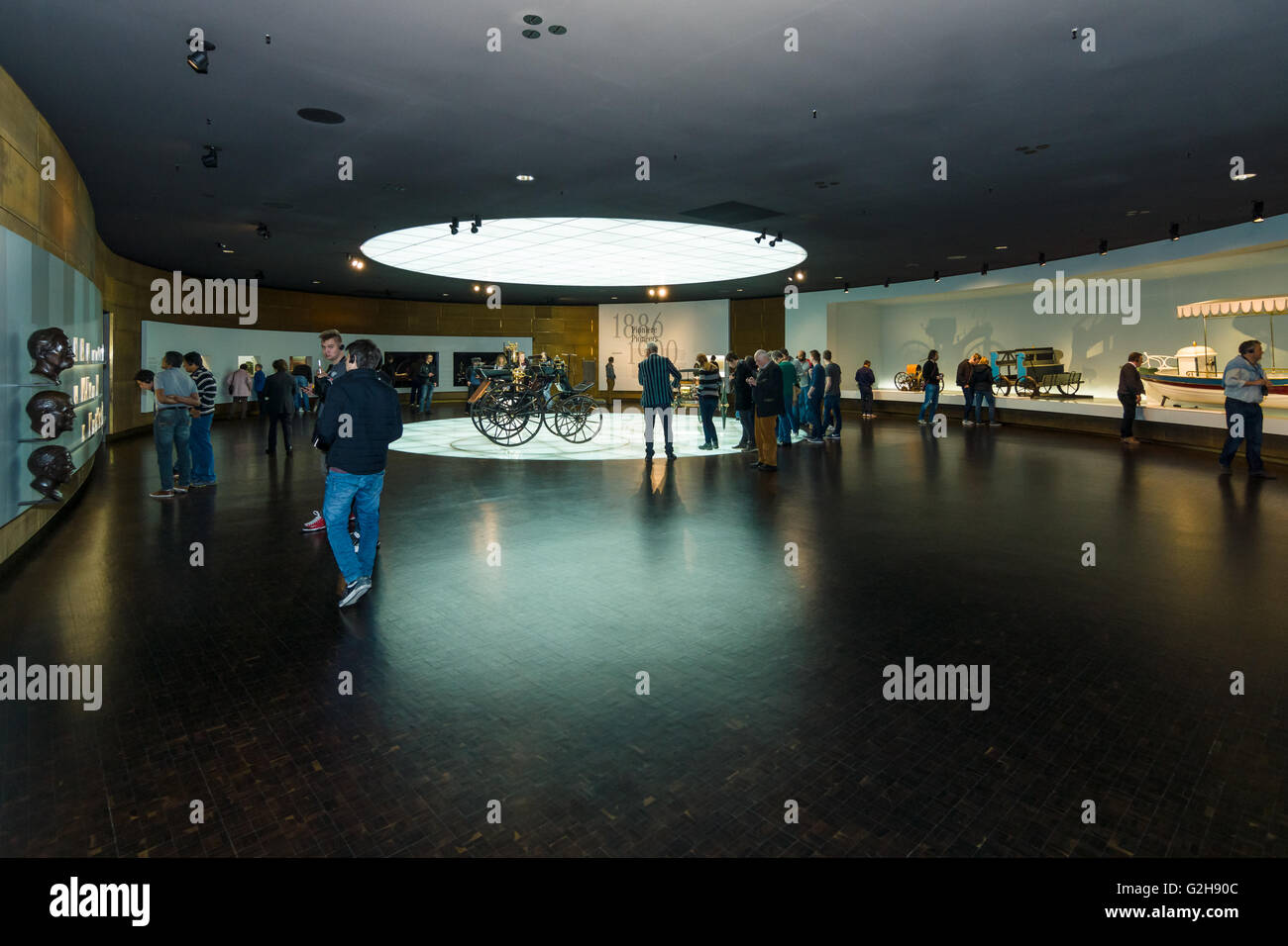 STUTTGART, ALLEMAGNE - Mars 19, 2016 : Exhibition Hall avec les premières voitures. Obtenir l'ère automobile. Musée Mercedes-Benz. Banque D'Images STUTTGART, ALLEMAGNE - Mars 19, 2016 : Exhibition Hall avec les premières voitures. Obtenir l'ère automobile. Musée Mercedes-Benz. Banque D'Images
