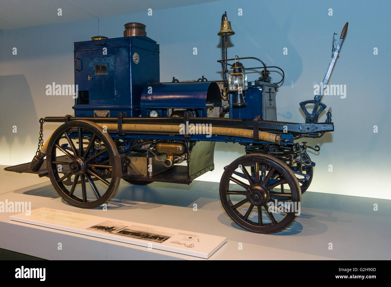 La lutte contre l'incendie à moteur Daimler pompe (Motor-Feuerspritze Daimler), 1892. Musée Mercedes-Benz. Banque D'Images La lutte contre l'incendie à moteur Daimler pompe (Motor-Feuerspritze Daimler), 1892. Musée Mercedes-Benz. Banque D'Images