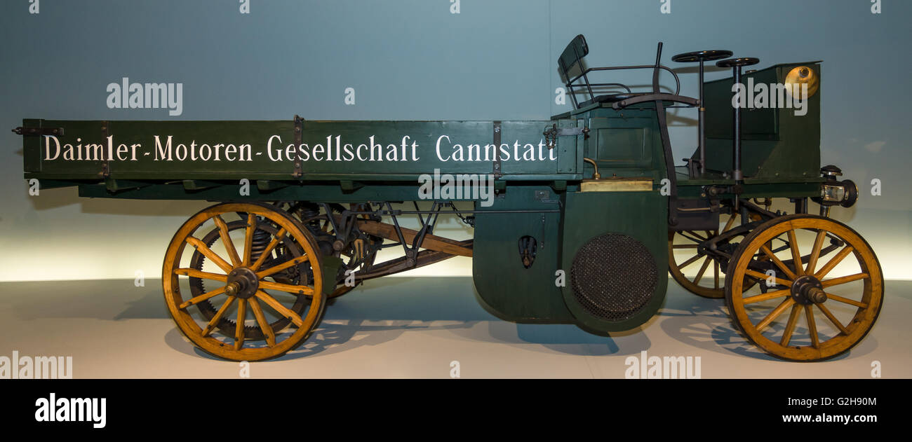 STUTTGART, ALLEMAGNE - Mars 19, 2016 : Un camion Daimler Motor-Lastwagen, 1898. Musée Mercedes-Benz. Banque D'Images STUTTGART, ALLEMAGNE - Mars 19, 2016 : Un camion Daimler Motor-Lastwagen, 1898. Musée Mercedes-Benz. Banque D'Images