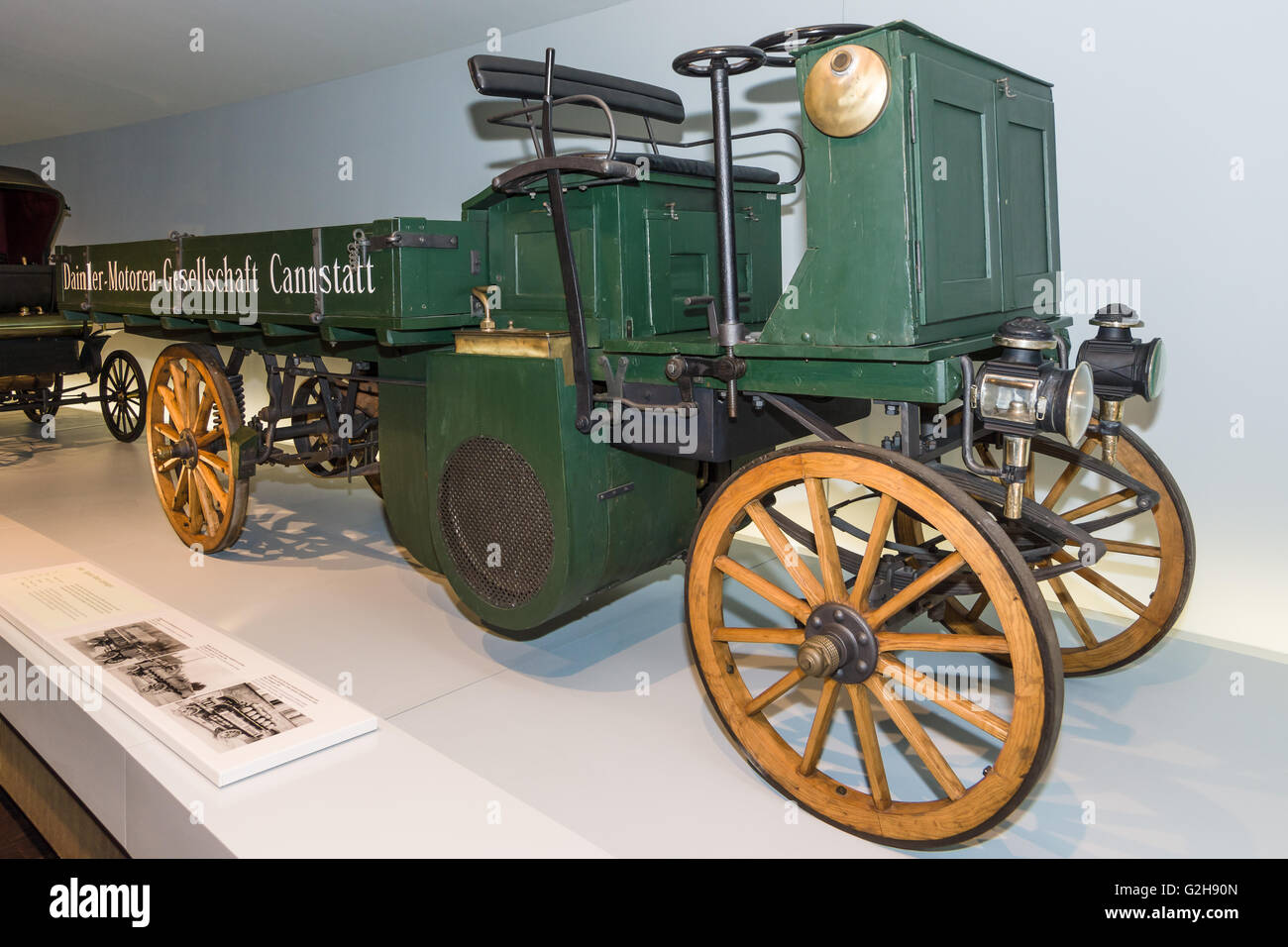 STUTTGART, ALLEMAGNE - Mars 19, 2016 : Un camion Daimler Motor-Lastwagen, 1898. Musée Mercedes-Benz. Banque D'Images STUTTGART, ALLEMAGNE - Mars 19, 2016 : Un camion Daimler Motor-Lastwagen, 1898. Musée Mercedes-Benz. Banque D'Images