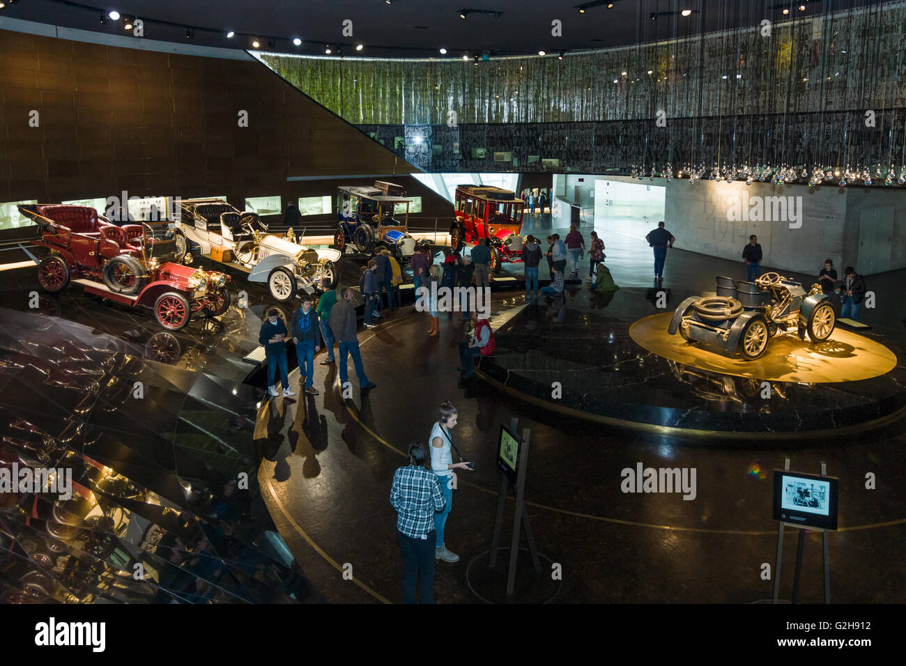 STUTTGART, ALLEMAGNE - Mars 19, 2016 : Pavillon des expositions avec des voitures du début du xxe siècle. Musée Mercedes-Benz. Banque D'Images STUTTGART, ALLEMAGNE - Mars 19, 2016 : Pavillon des expositions avec des voitures du début du xxe siècle. Musée Mercedes-Benz. Banque D'Images