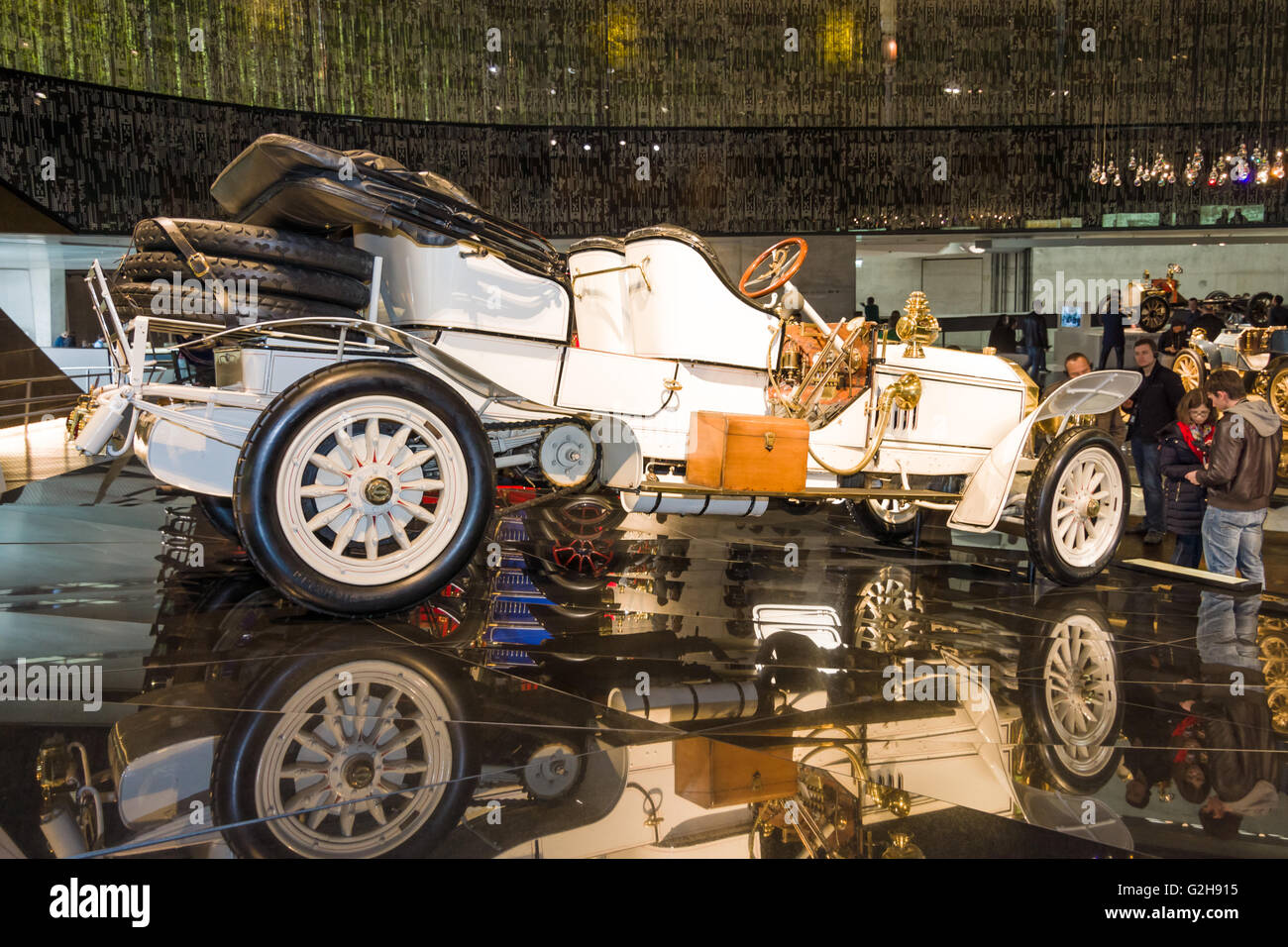 STUTTGART, ALLEMAGNE - Mars 19, 2016 : Vintage car Mercedes PS 75 Doppelphaeton, 1907. Musée Mercedes-Benz. Banque D'Images STUTTGART, ALLEMAGNE - Mars 19, 2016 : Vintage car Mercedes PS 75 Doppelphaeton, 1907. Musée Mercedes-Benz. Banque D'Images