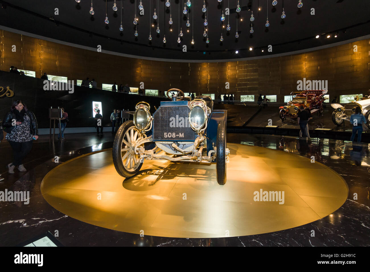 STUTTGART, ALLEMAGNE - Mars 19, 2016 : Vintage car Mercedes-Simplex PS 40, 1902. Musée Mercedes-Benz. Banque D'Images STUTTGART, ALLEMAGNE - Mars 19, 2016 : Vintage car Mercedes-Simplex PS 40, 1902. Musée Mercedes-Benz. Banque D'Images