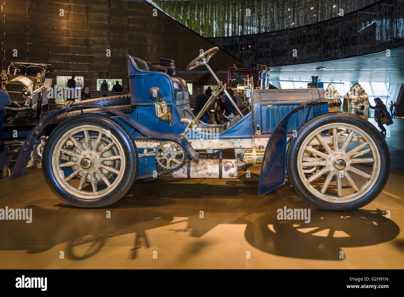 STUTTGART, ALLEMAGNE - Mars 19, 2016 : Vintage car Mercedes-Simplex PS 40, 1902. Musée Mercedes-Benz. Banque D'Images STUTTGART, ALLEMAGNE - Mars 19, 2016 : Vintage car Mercedes-Simplex PS 40, 1902. Musée Mercedes-Benz. Banque D'Images