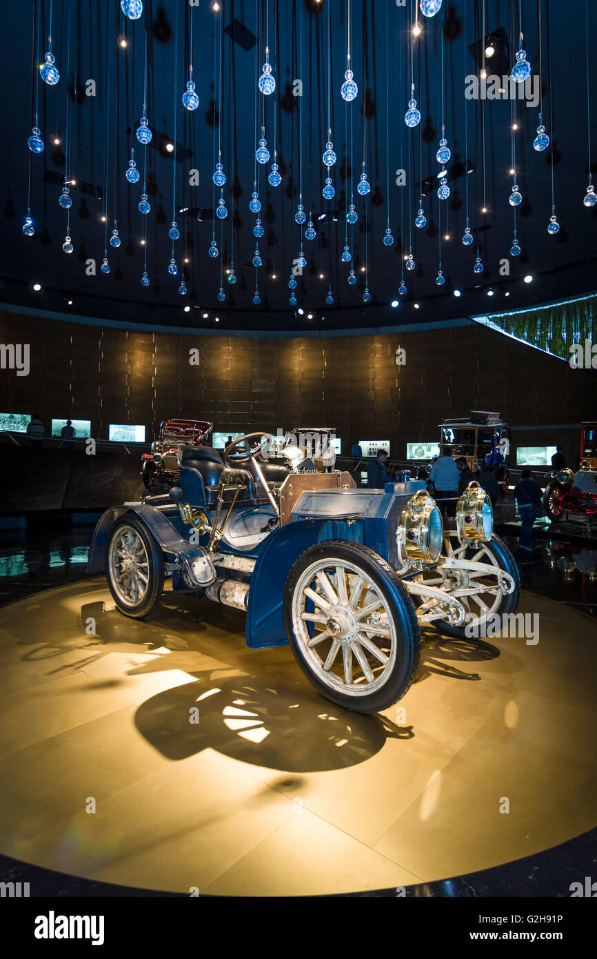 STUTTGART, ALLEMAGNE - Mars 19, 2016 : Vintage car Mercedes-Simplex PS 40, 1902. Musée Mercedes-Benz. Banque D'Images STUTTGART, ALLEMAGNE - Mars 19, 2016 : Vintage car Mercedes-Simplex PS 40, 1902. Musée Mercedes-Benz. Banque D'Images