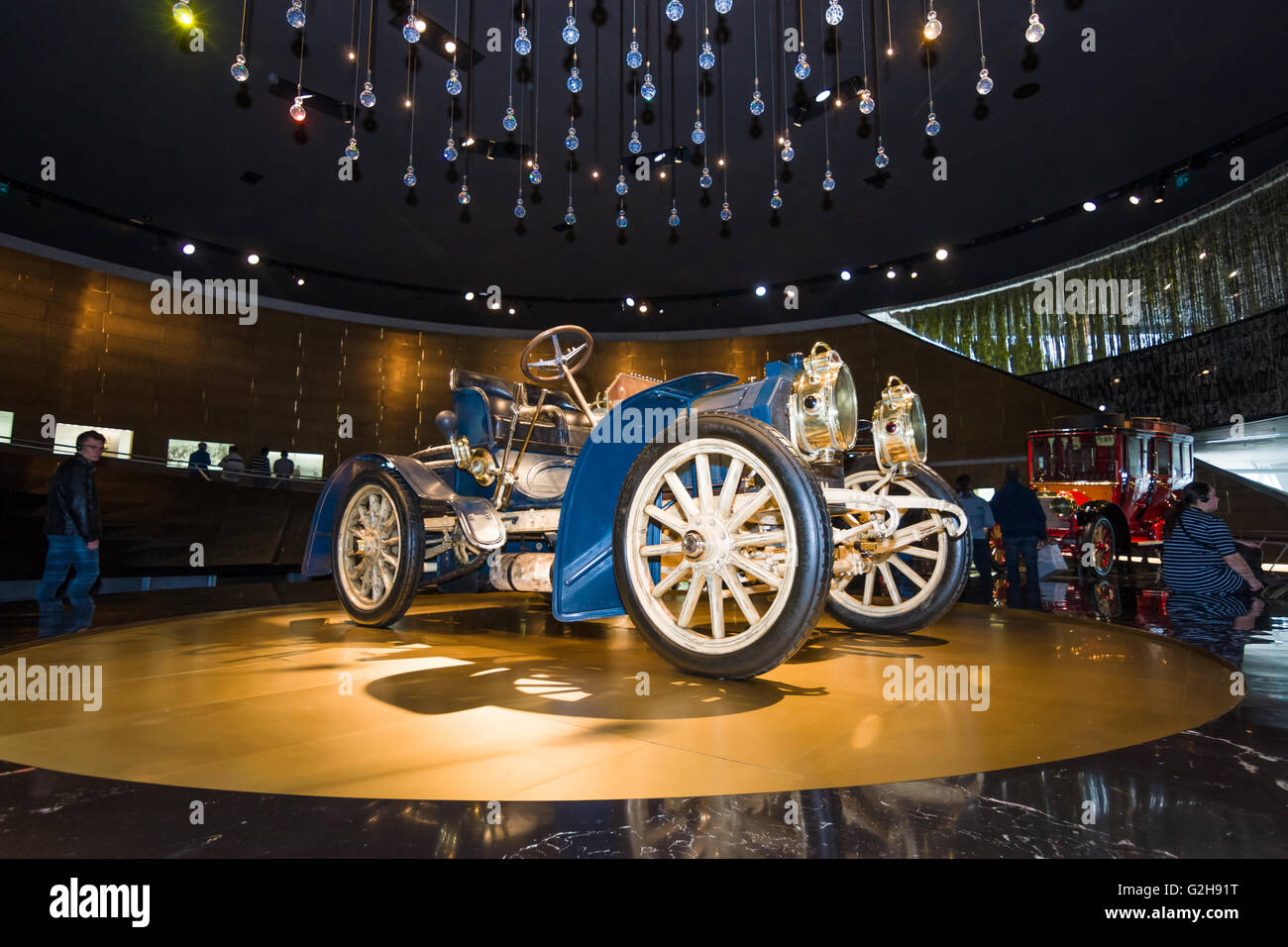 STUTTGART, ALLEMAGNE - Mars 19, 2016 : Vintage car Mercedes-Simplex PS 40, 1902. Musée Mercedes-Benz. Banque D'Images STUTTGART, ALLEMAGNE - Mars 19, 2016 : Vintage car Mercedes-Simplex PS 40, 1902. Musée Mercedes-Benz. Banque D'Images