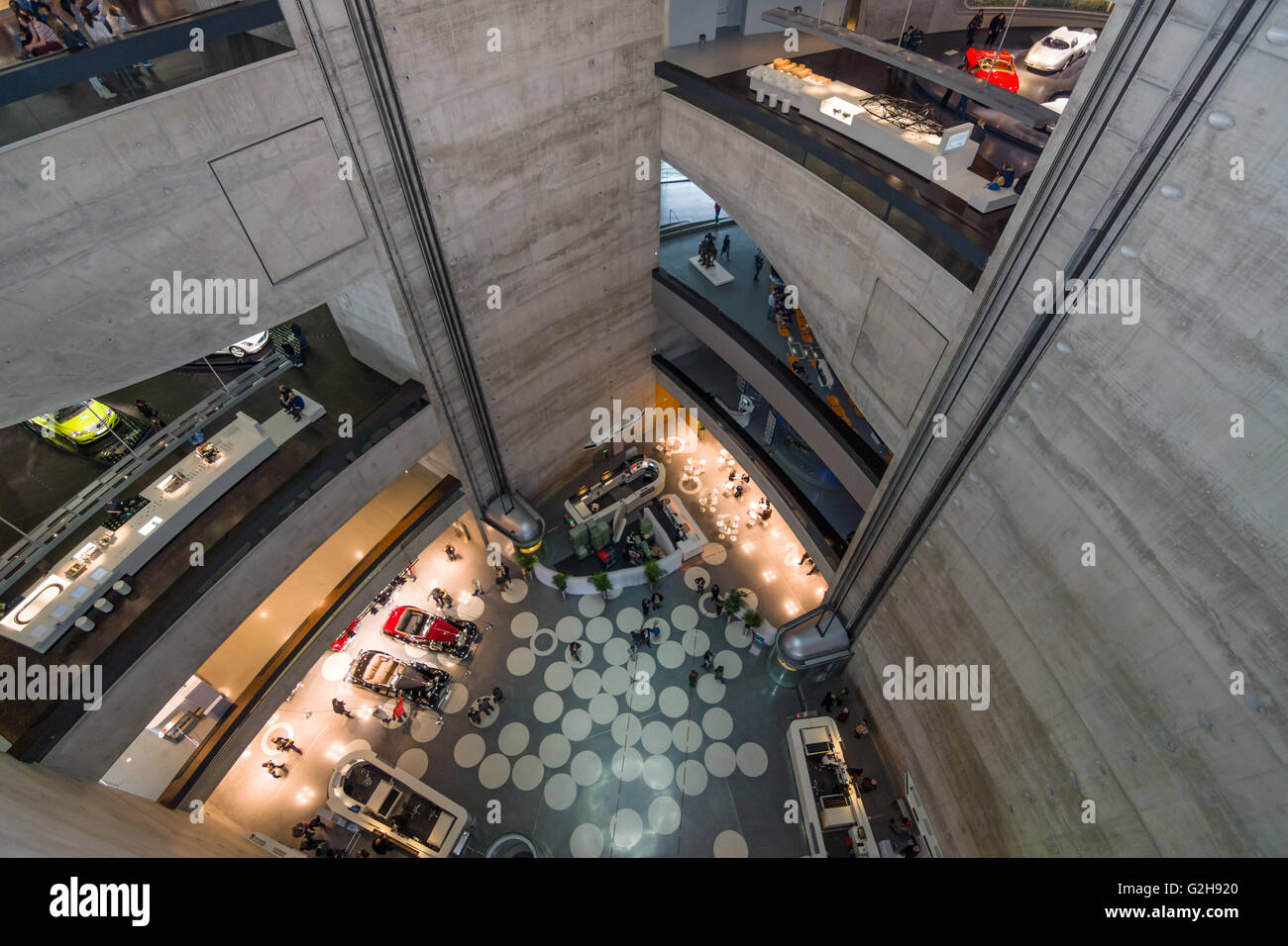 STUTTGART, ALLEMAGNE - Mars 19, 2016 : l'intérieur du musée, la partie centrale (niveaux). Musée Mercedes-Benz. Banque D'Images STUTTGART, ALLEMAGNE - Mars 19, 2016 : l'intérieur du musée, la partie centrale (niveaux). Musée Mercedes-Benz. Banque D'Images