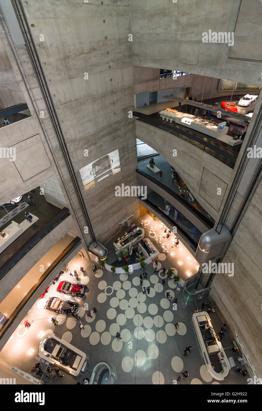 STUTTGART, ALLEMAGNE - Mars 19, 2016 : l'intérieur du musée, la partie centrale (niveaux). Musée Mercedes-Benz. Banque D'Images STUTTGART, ALLEMAGNE - Mars 19, 2016 : l'intérieur du musée, la partie centrale (niveaux). Musée Mercedes-Benz. Banque D'Images