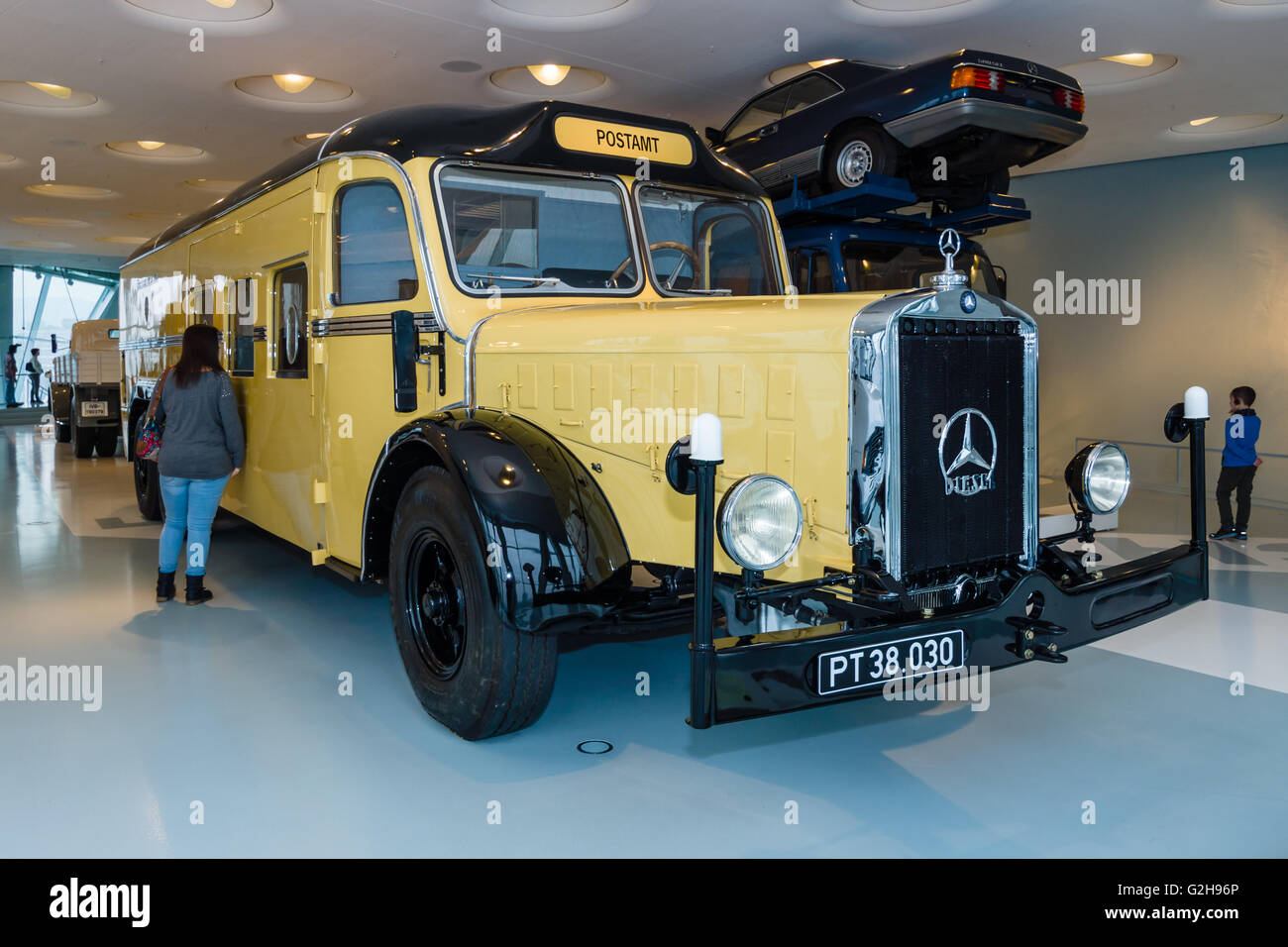 STUTTGART, ALLEMAGNE - Mars 19, 2016 : Mercedes-Benz Camion O 10000 bureau de poste mobile (Autriche), 1938. Musée Mercedes-Benz. Banque D'Images