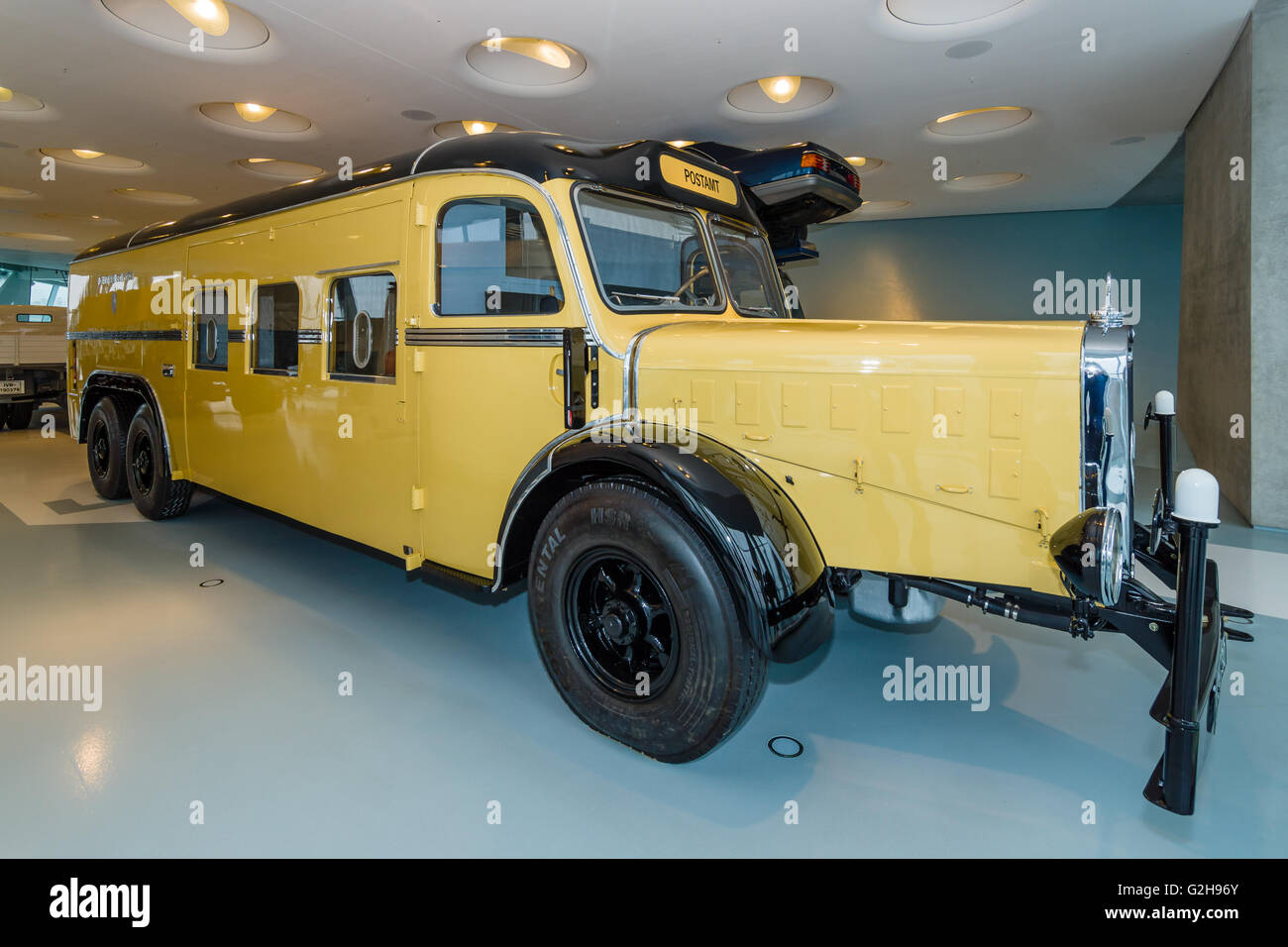 STUTTGART, ALLEMAGNE - Mars 19, 2016 : Mercedes-Benz Camion O10000 bureau de poste mobile (Autriche), 1938. Musée Mercedes-Benz. Banque D'Images